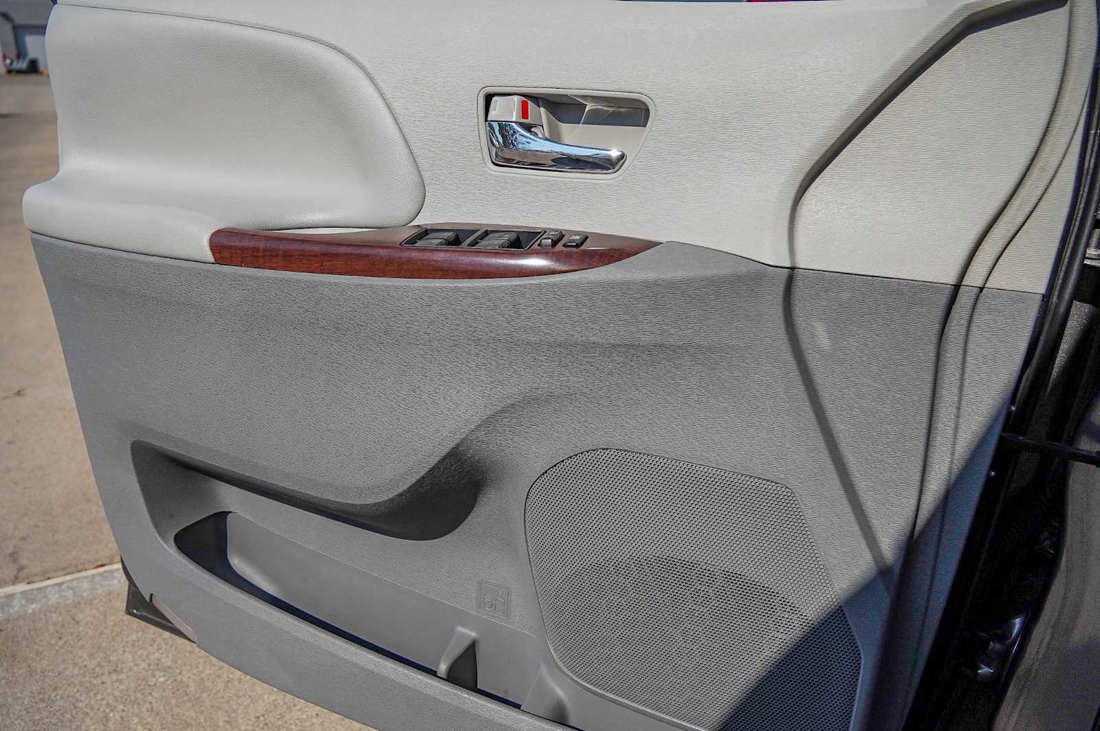 Thumbnail: 2013 Toyota Sienna - 25