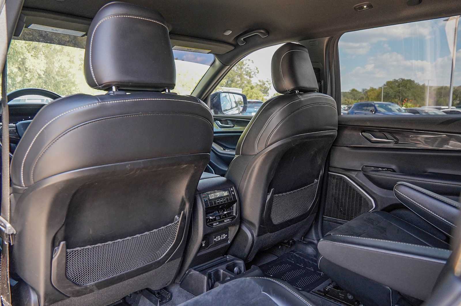 Thumbnail: 2022 Jeep Grand Cherokee - 28