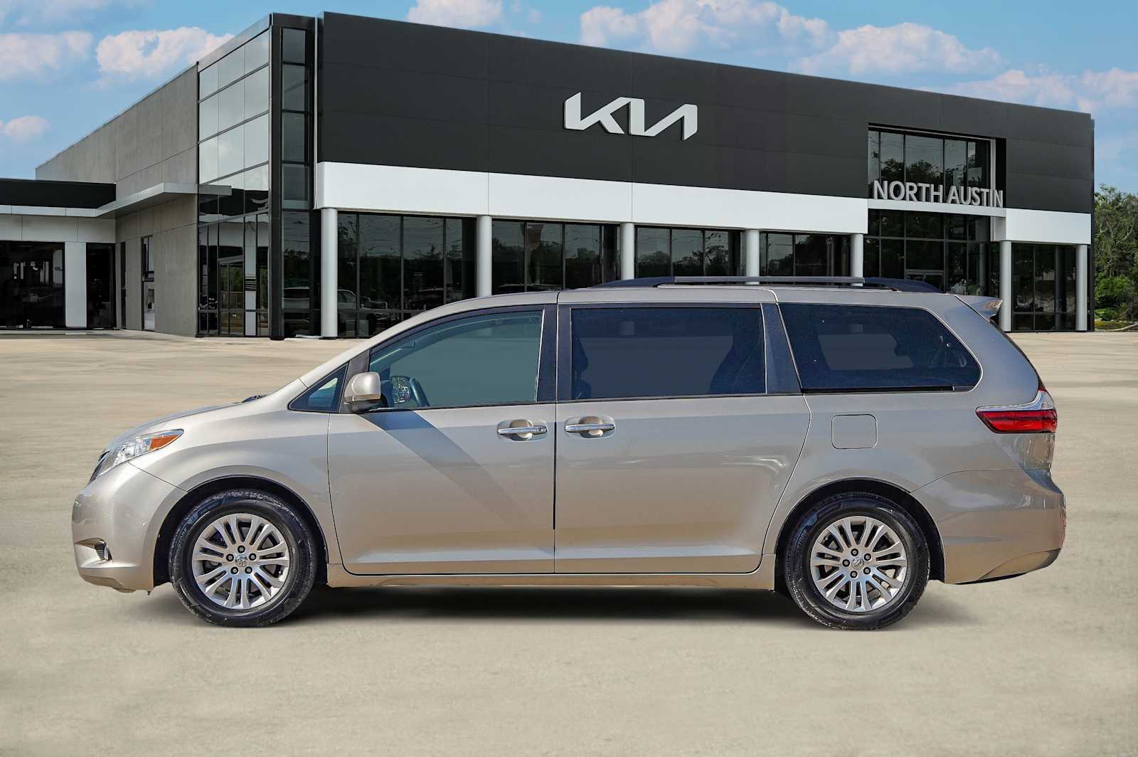 2015 Toyota Sienna XLE photo 3