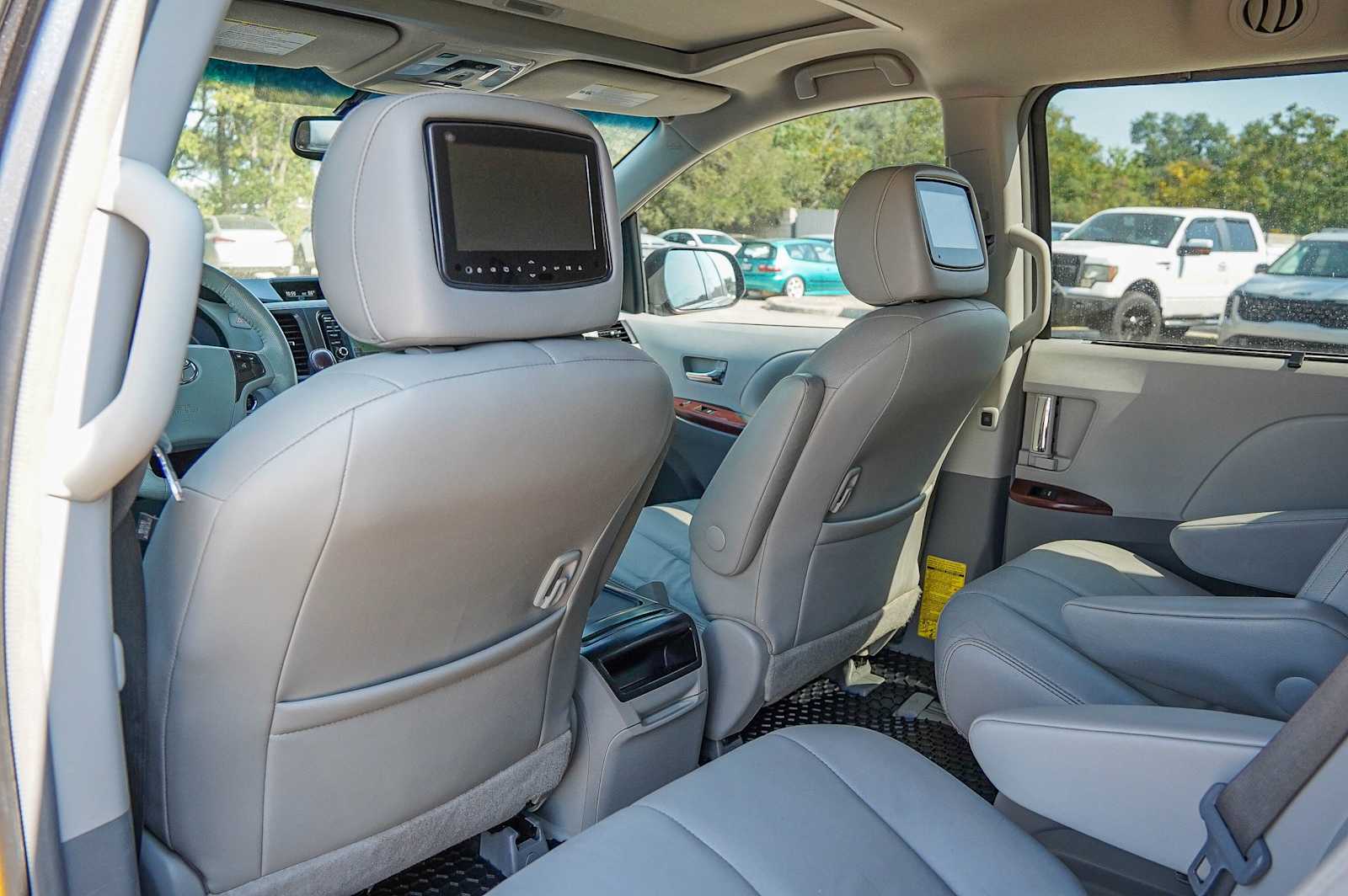 Thumbnail: 2013 Toyota Sienna - 31