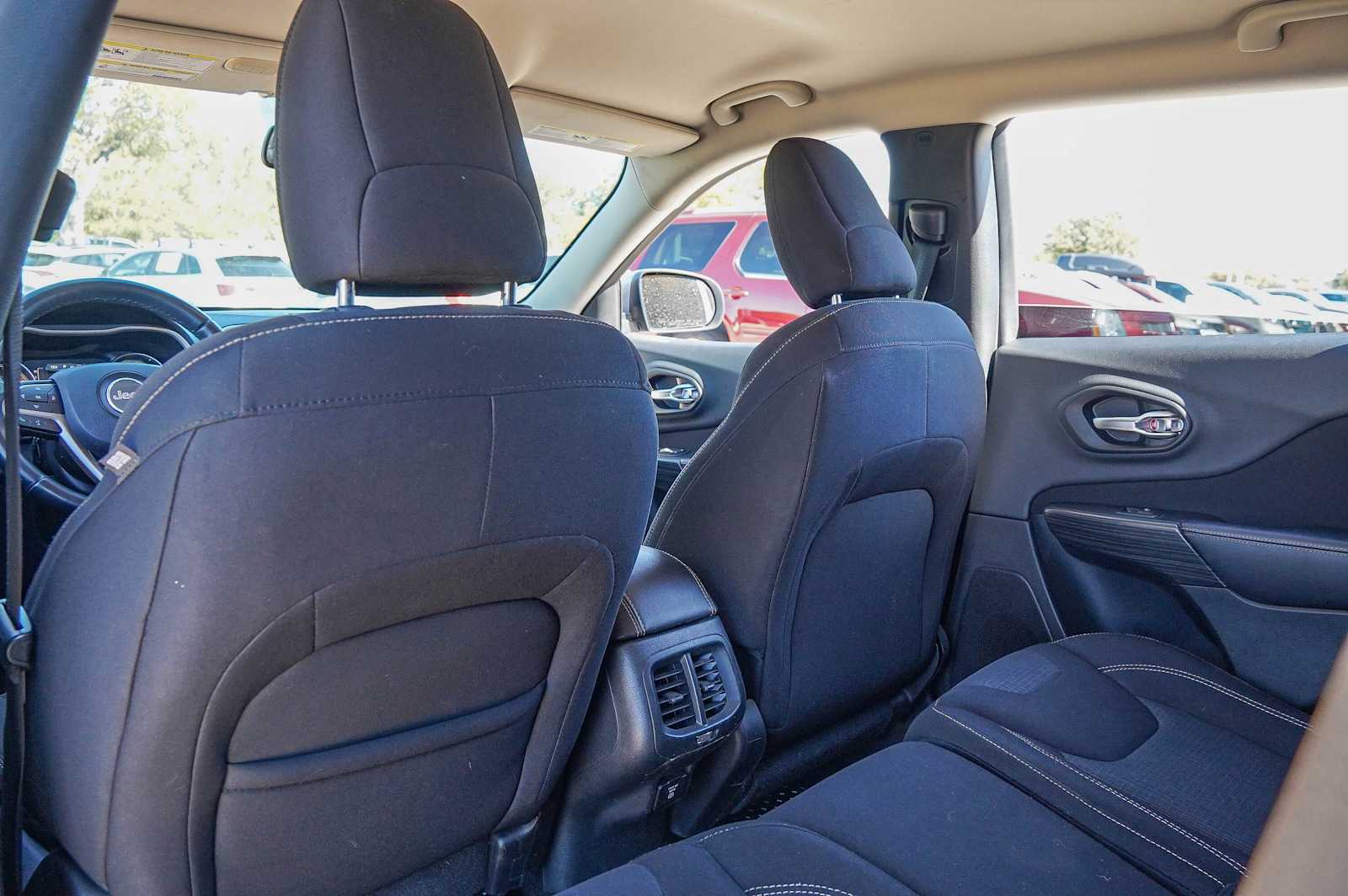 Thumbnail: 2016 Jeep Cherokee - 28