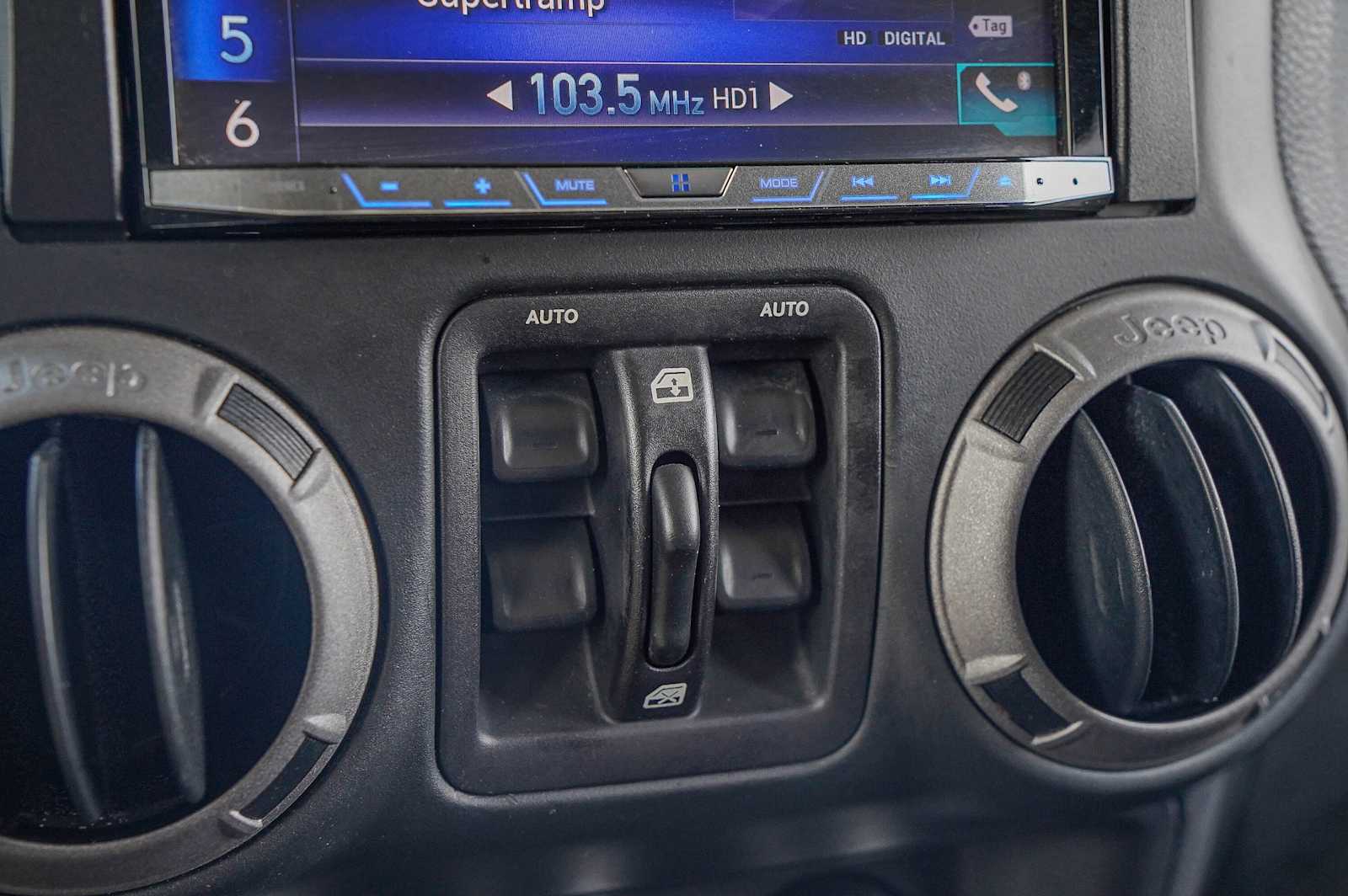 Thumbnail: 2016 Jeep Wrangler - 18