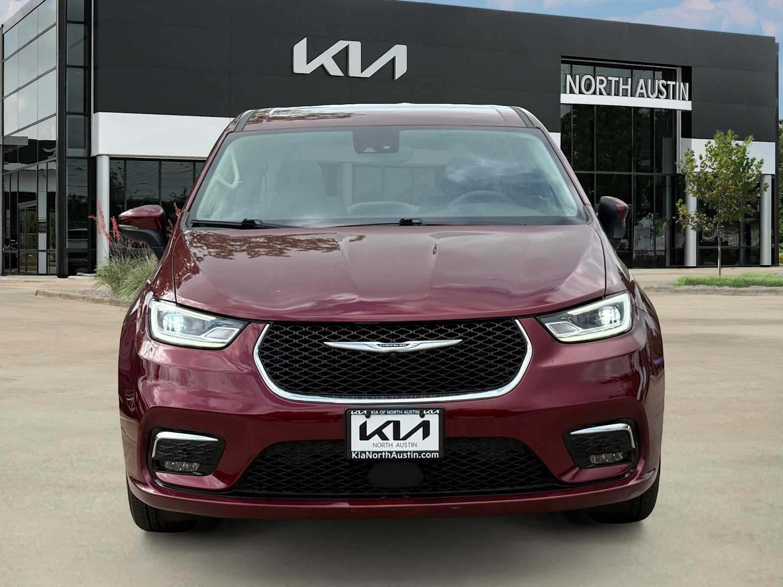 Thumbnail: 2023 Chrysler Pacifica - 6