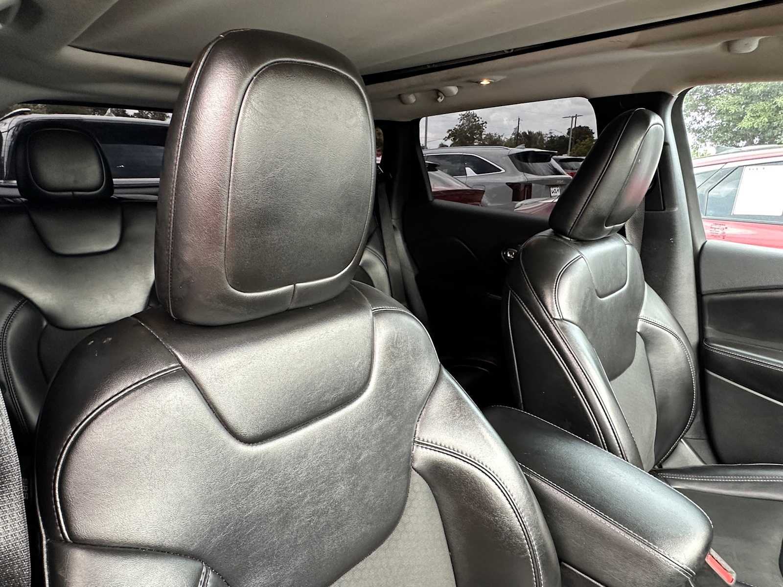 Thumbnail: 2019 Jeep Cherokee - 17