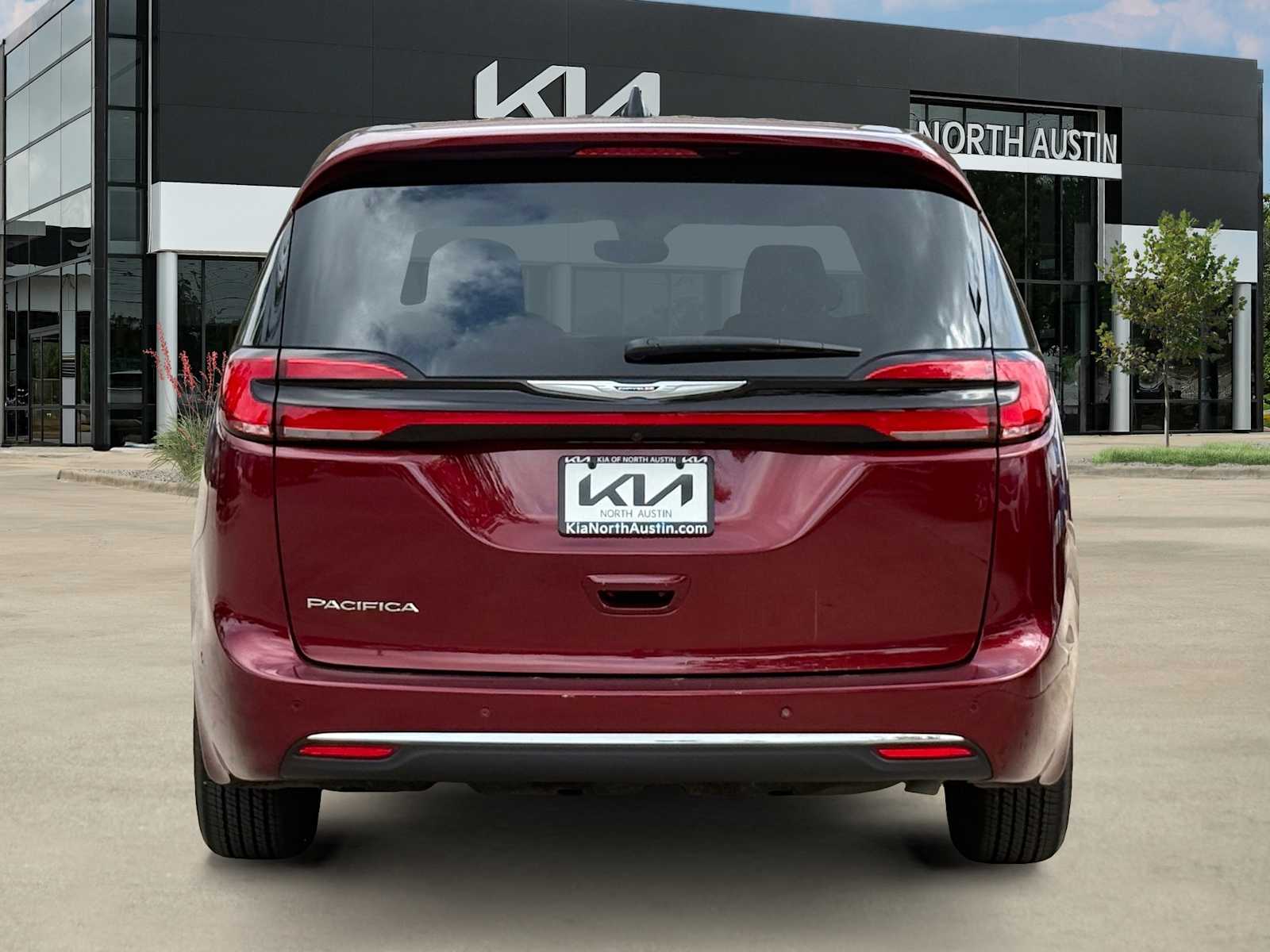 Thumbnail: 2023 Chrysler Pacifica - 3