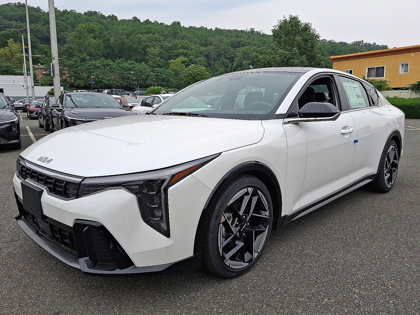 2025 Kia K4 GT-Line photo 2