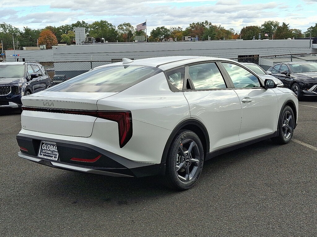 New 2025 Kia K4 LXS Sedan
