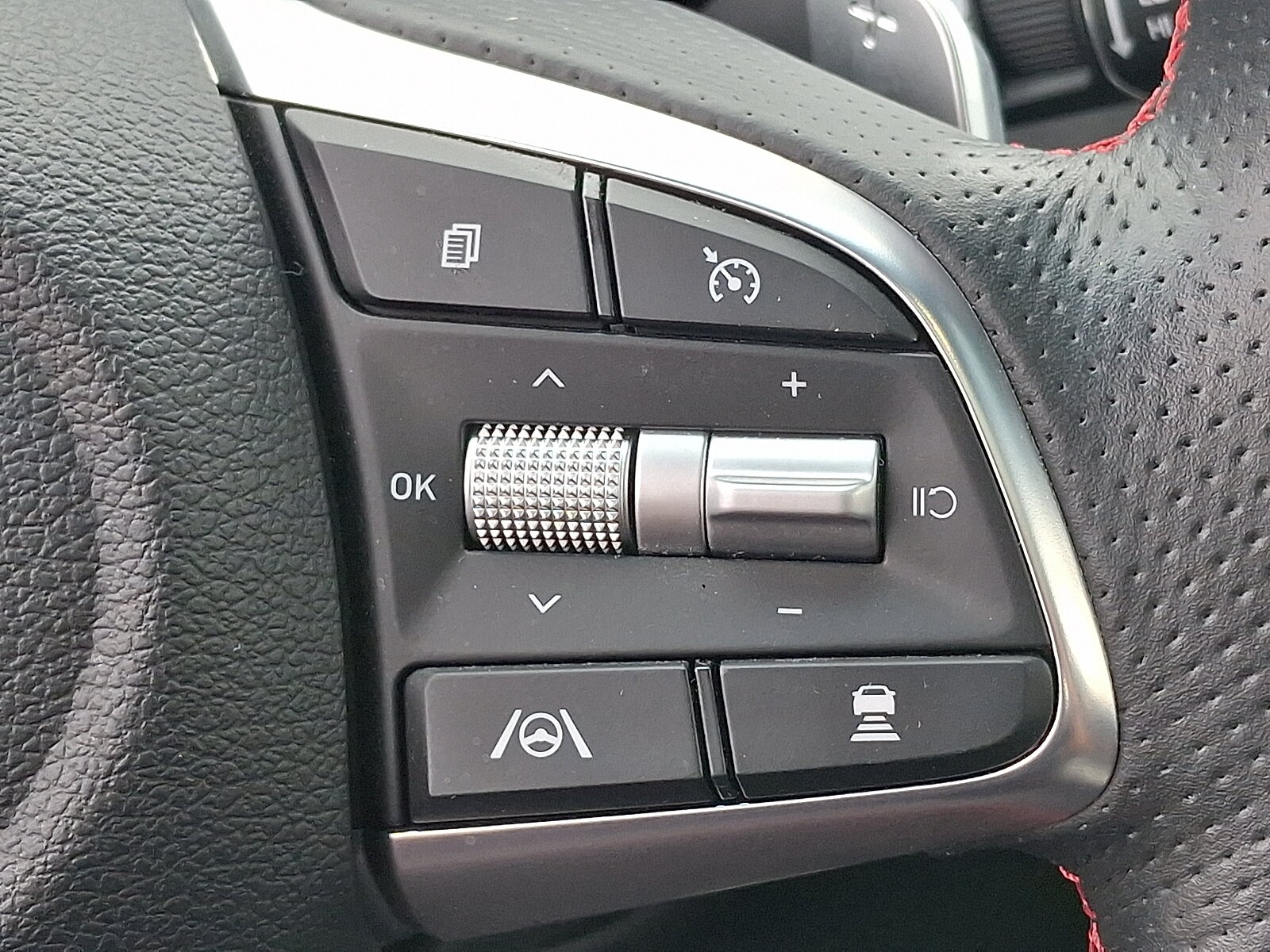 2023 GENESIS G70 Standard - Photo 24