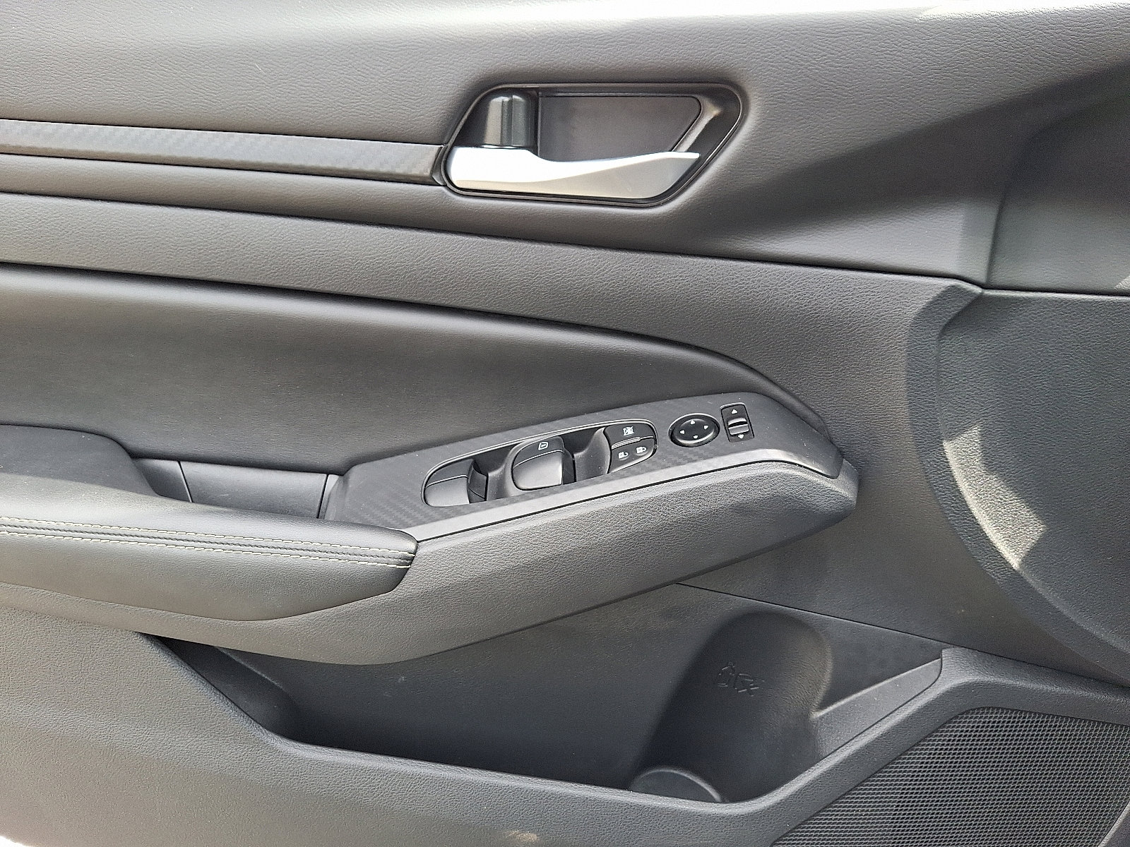2025 Nissan Altima SV - Photo 13