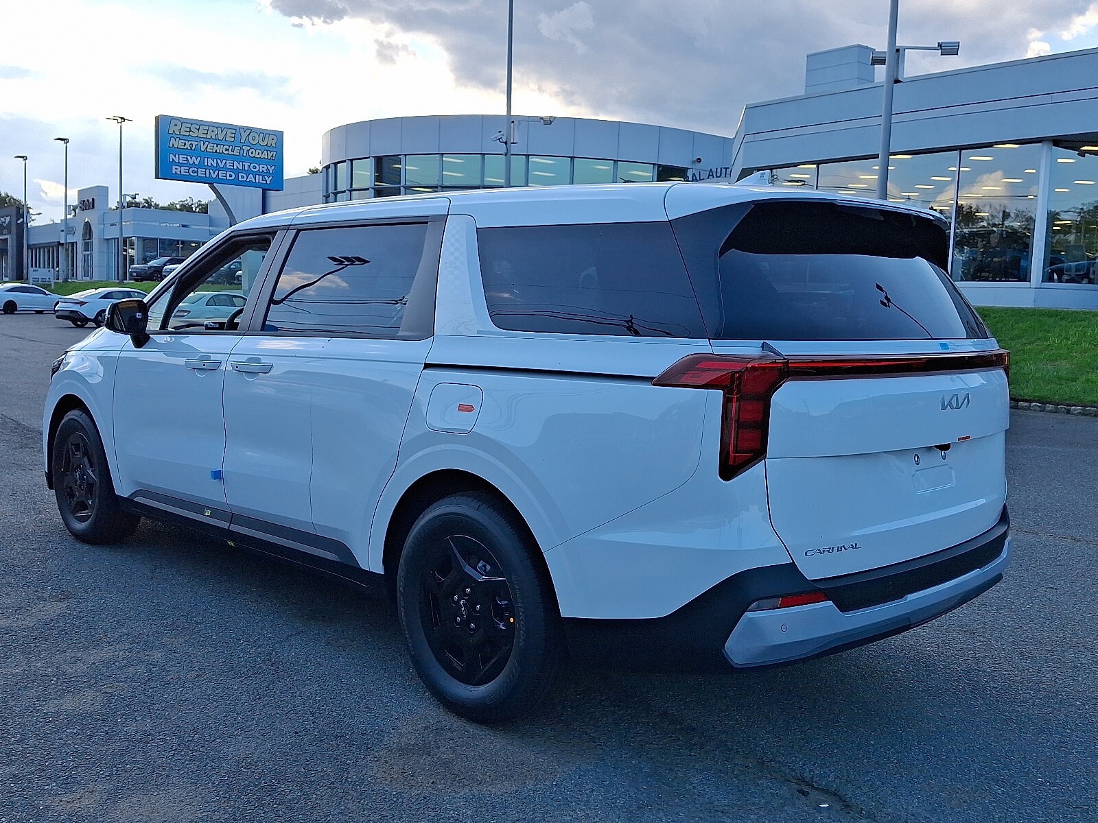 2026 Kia Carnival LX photo 2