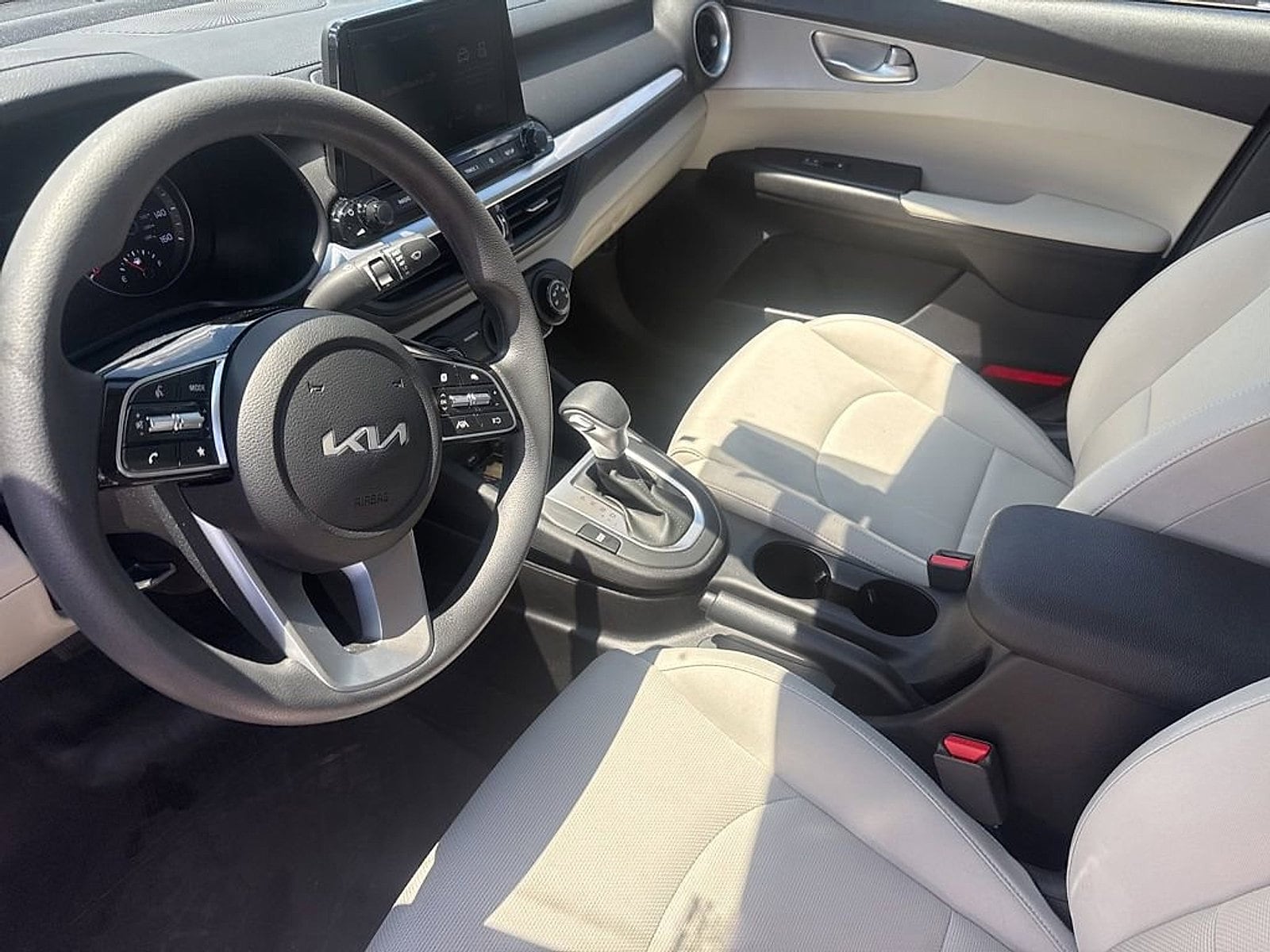 2023 Kia Forte LXS - Photo 3