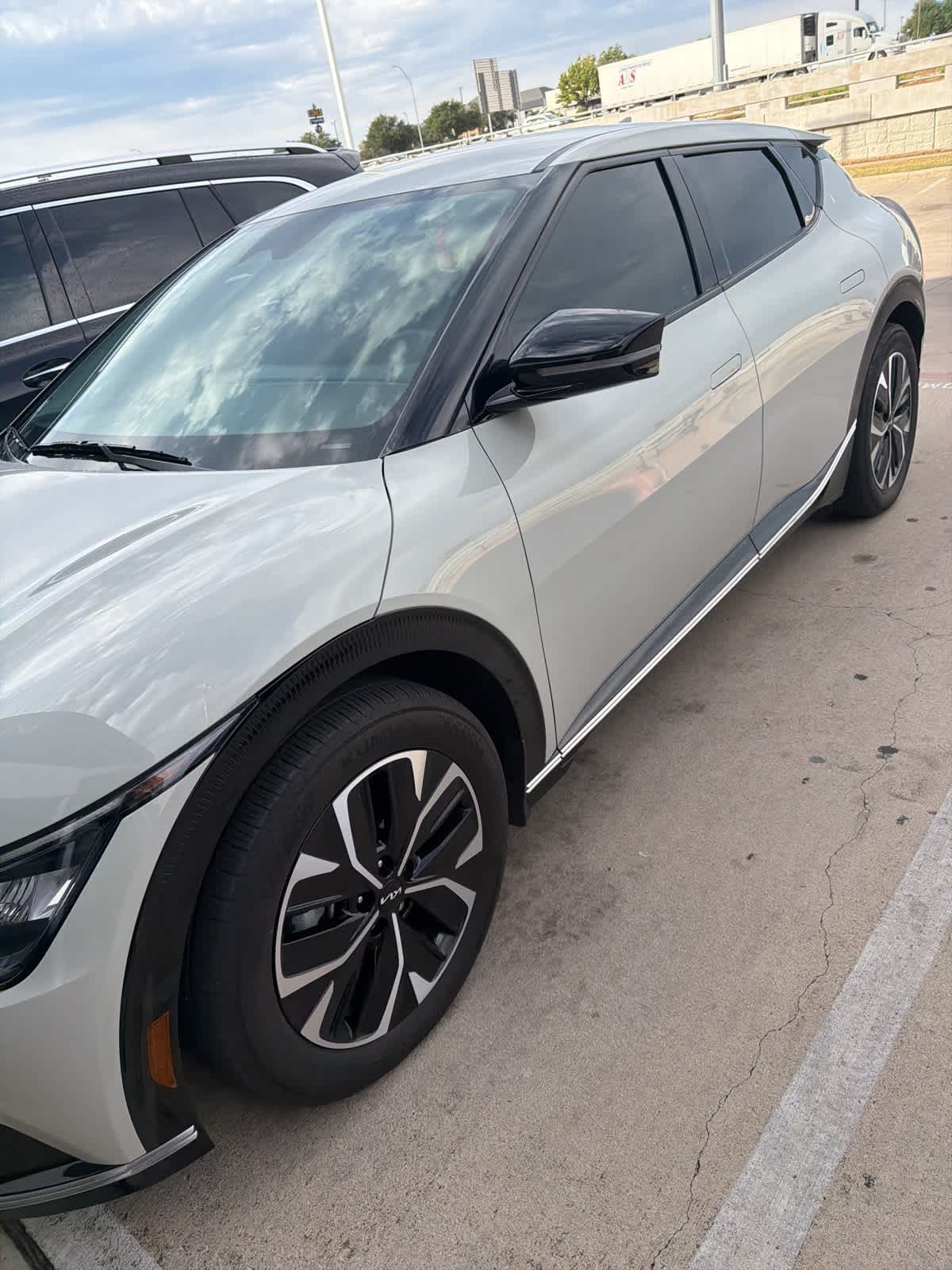 Thumbnail: 2023 Kia EV6 - 1