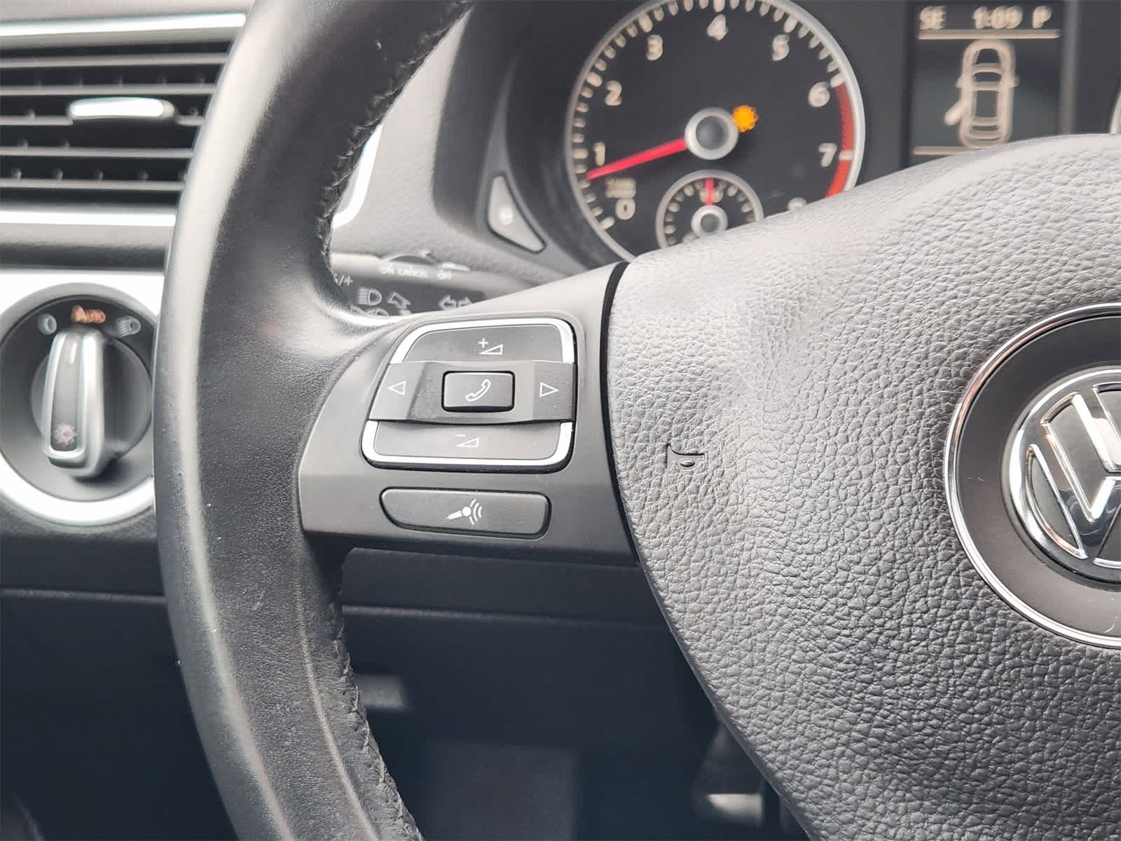 Thumbnail: 2012 Volkswagen Passat - 25