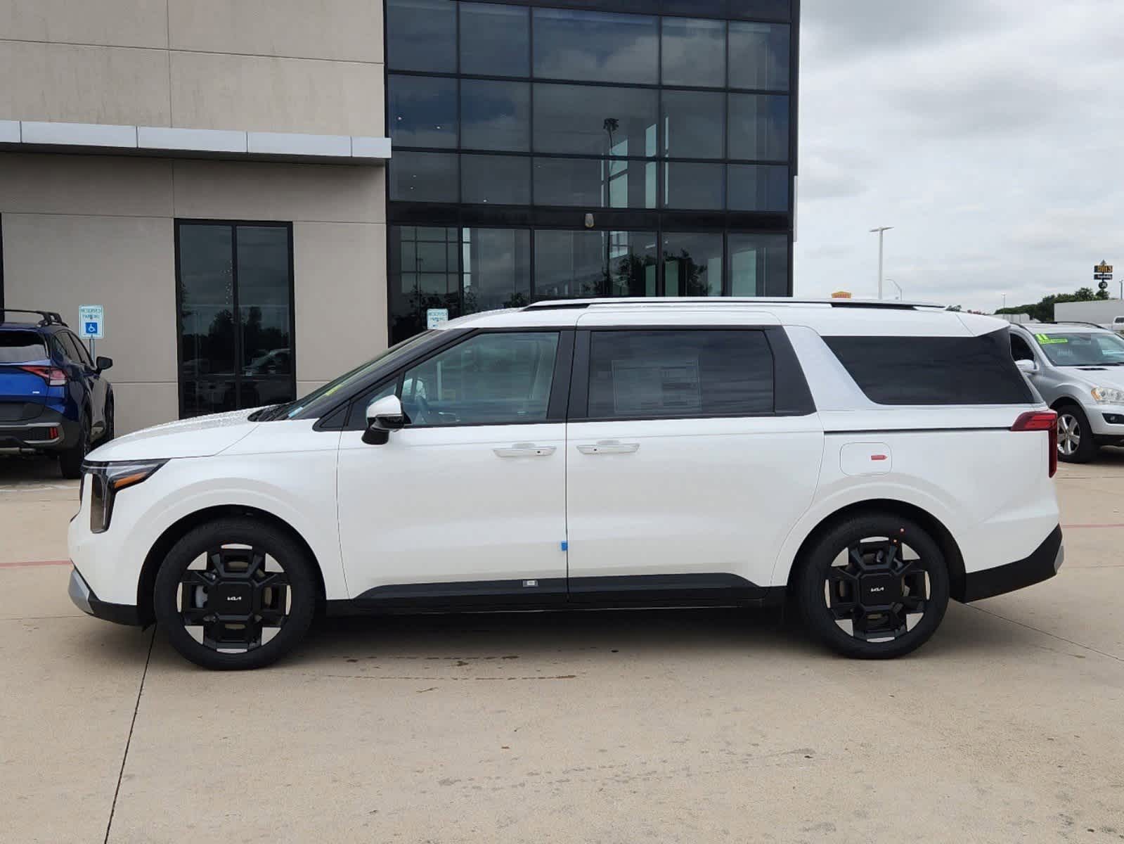 2026 Kia Carnival EX photo 3