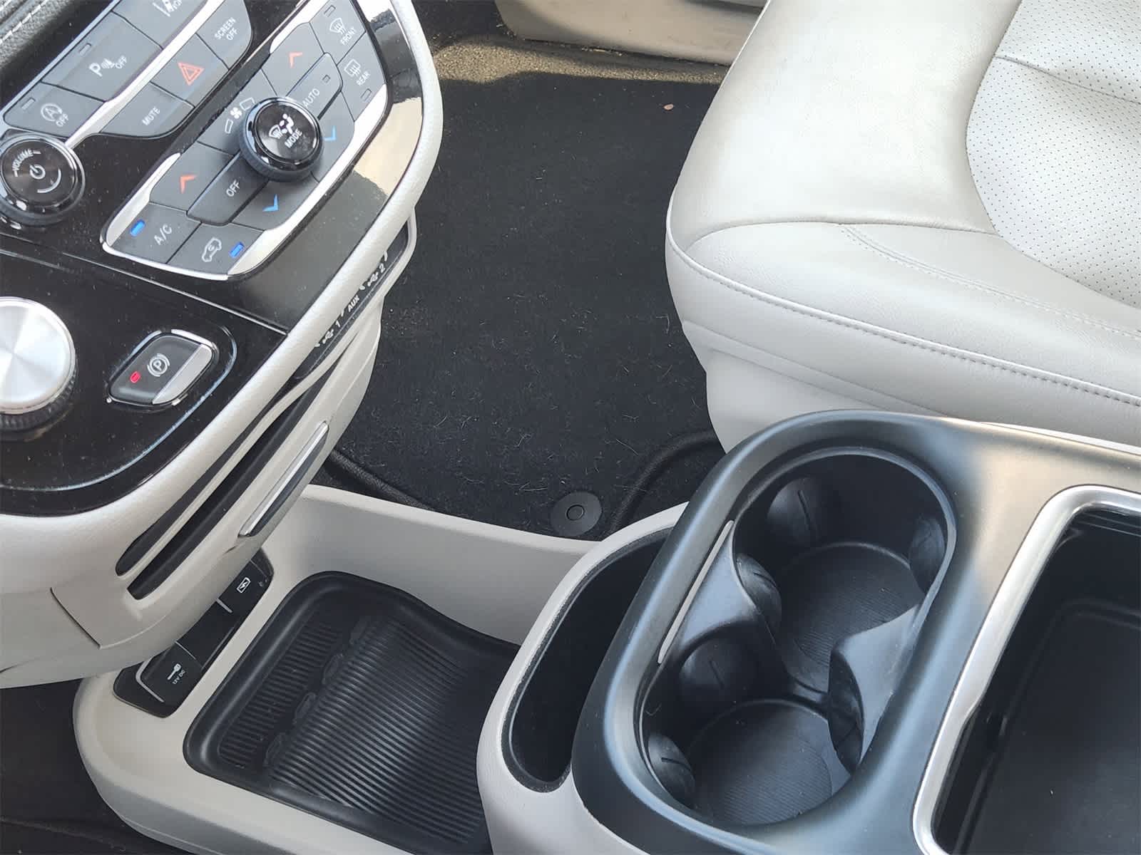 Thumbnail: 2021 Chrysler Pacifica - 20