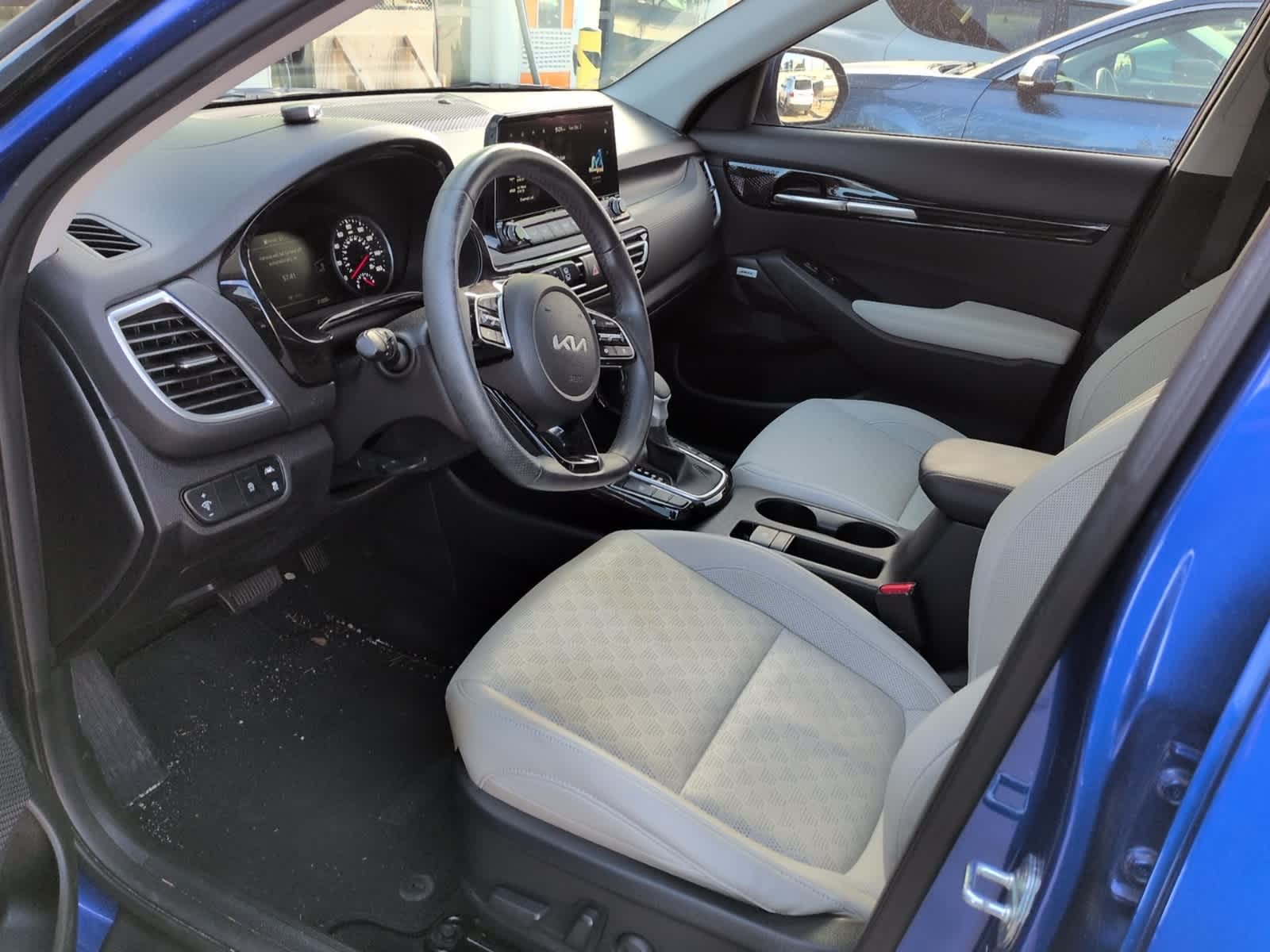 Thumbnail: 2023 Kia Seltos - 9