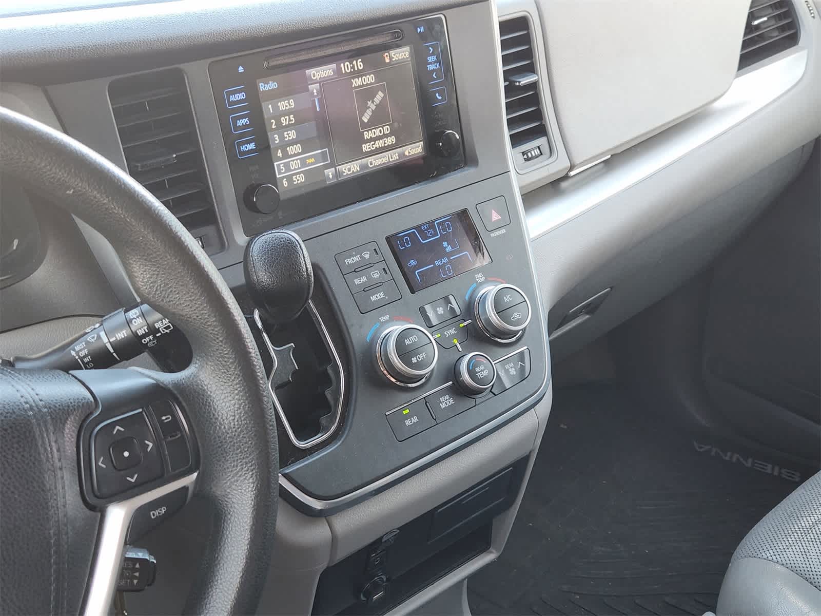 2015 Toyota Sienna LE's photo