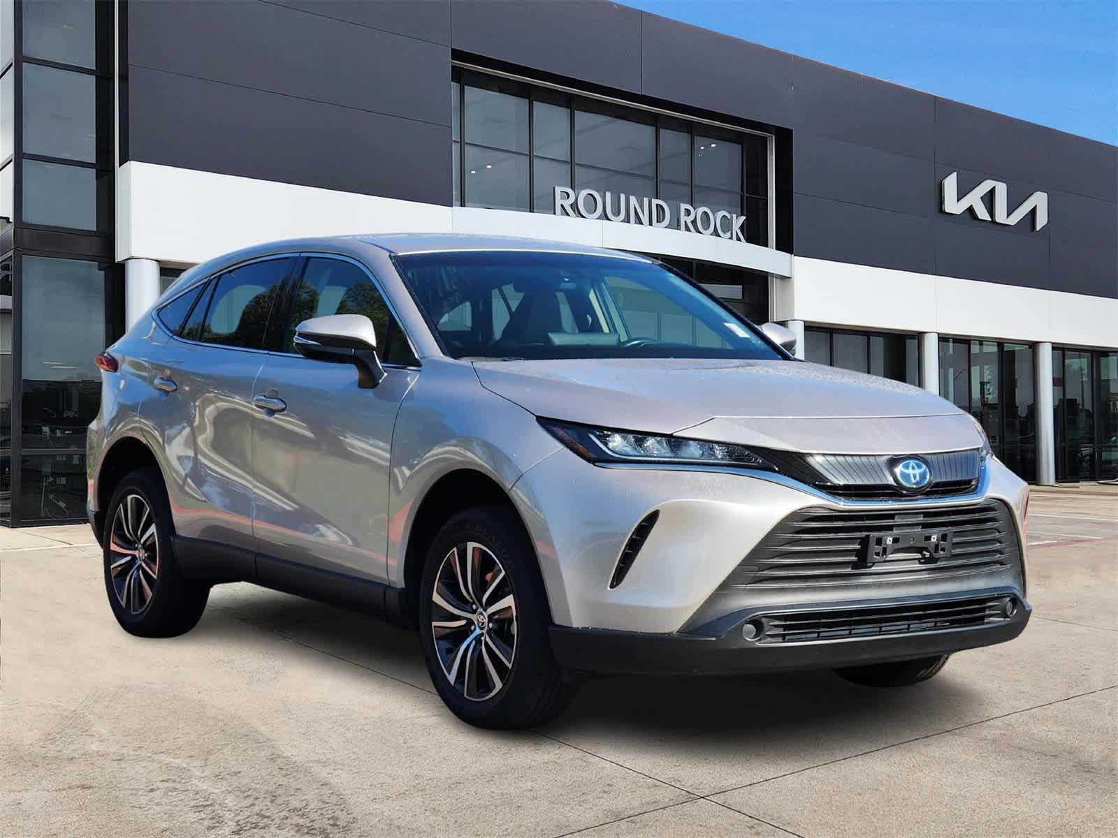2022 Toyota Venza LE photo 2