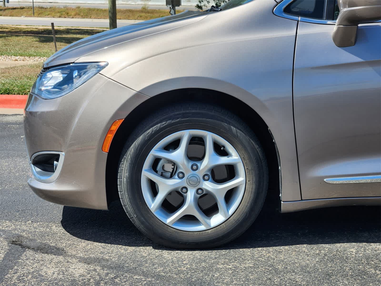 Thumbnail: 2018 Chrysler Pacifica - 8