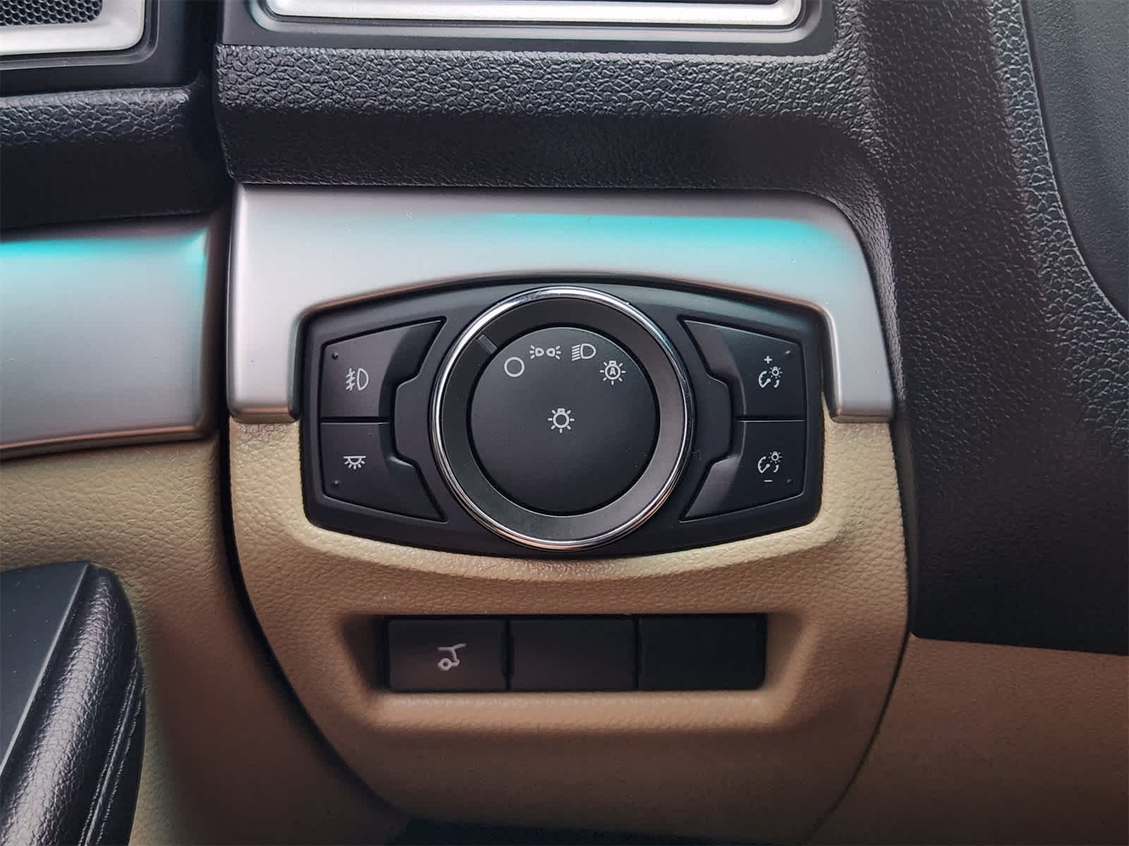Thumbnail: 2016 Ford Explorer - 20