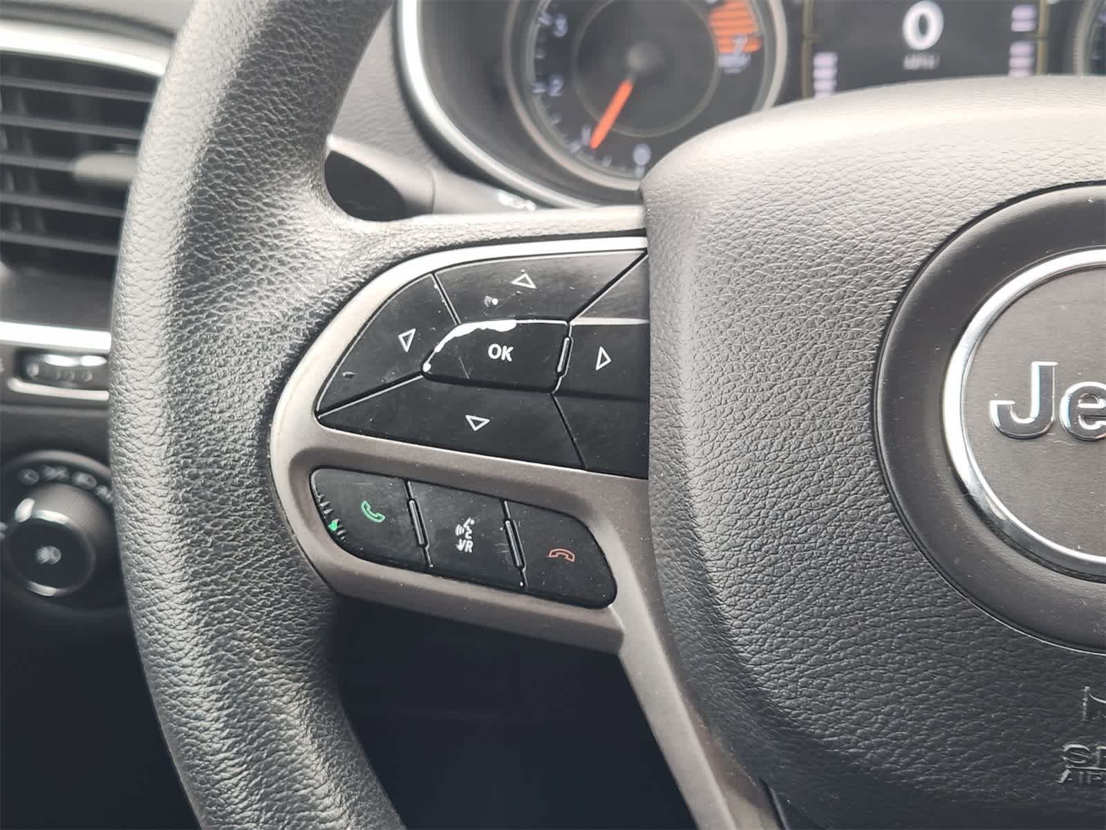 Thumbnail: 2019 Jeep Cherokee - 25