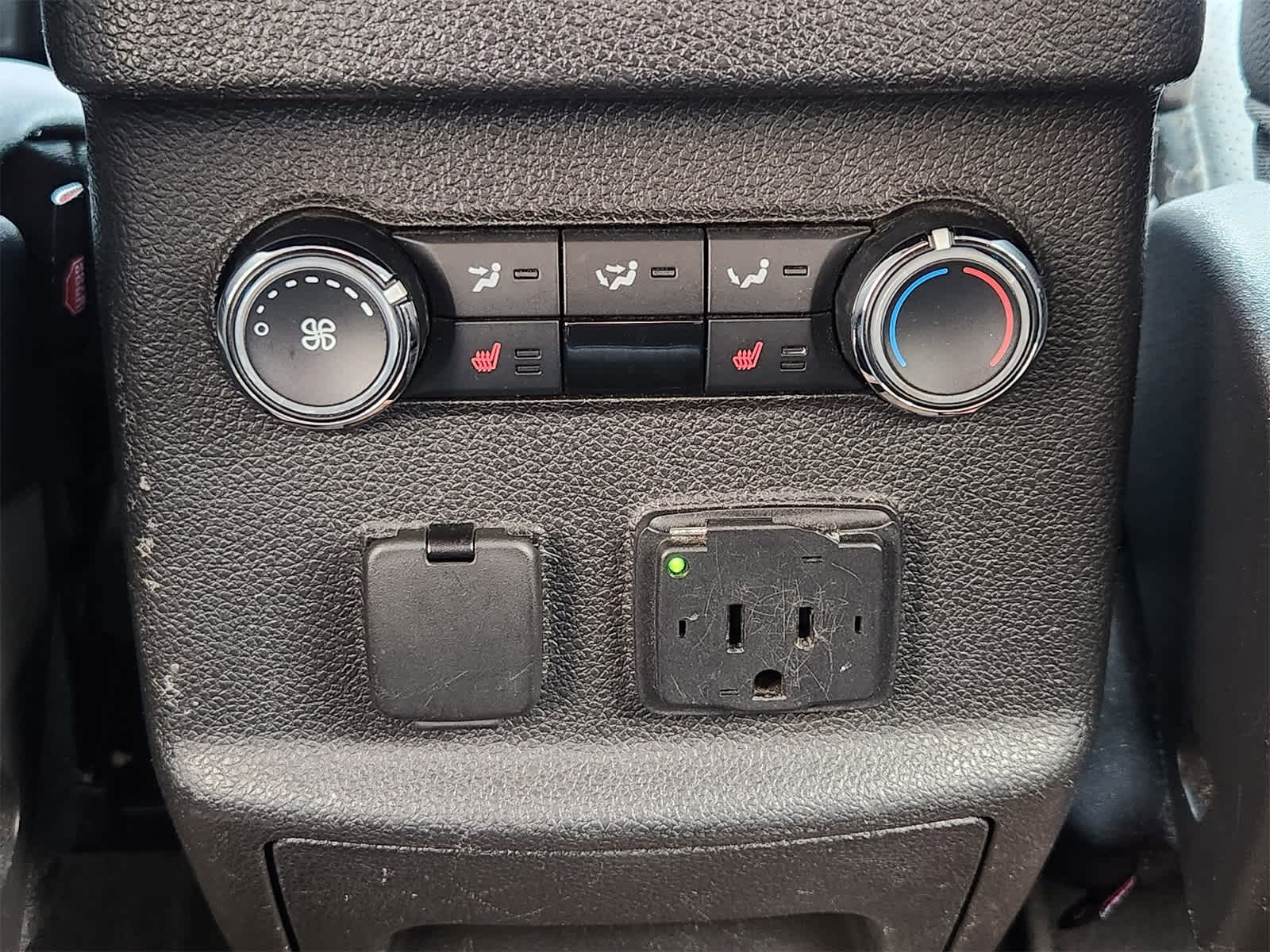 Thumbnail: 2014 Ford Explorer - 31