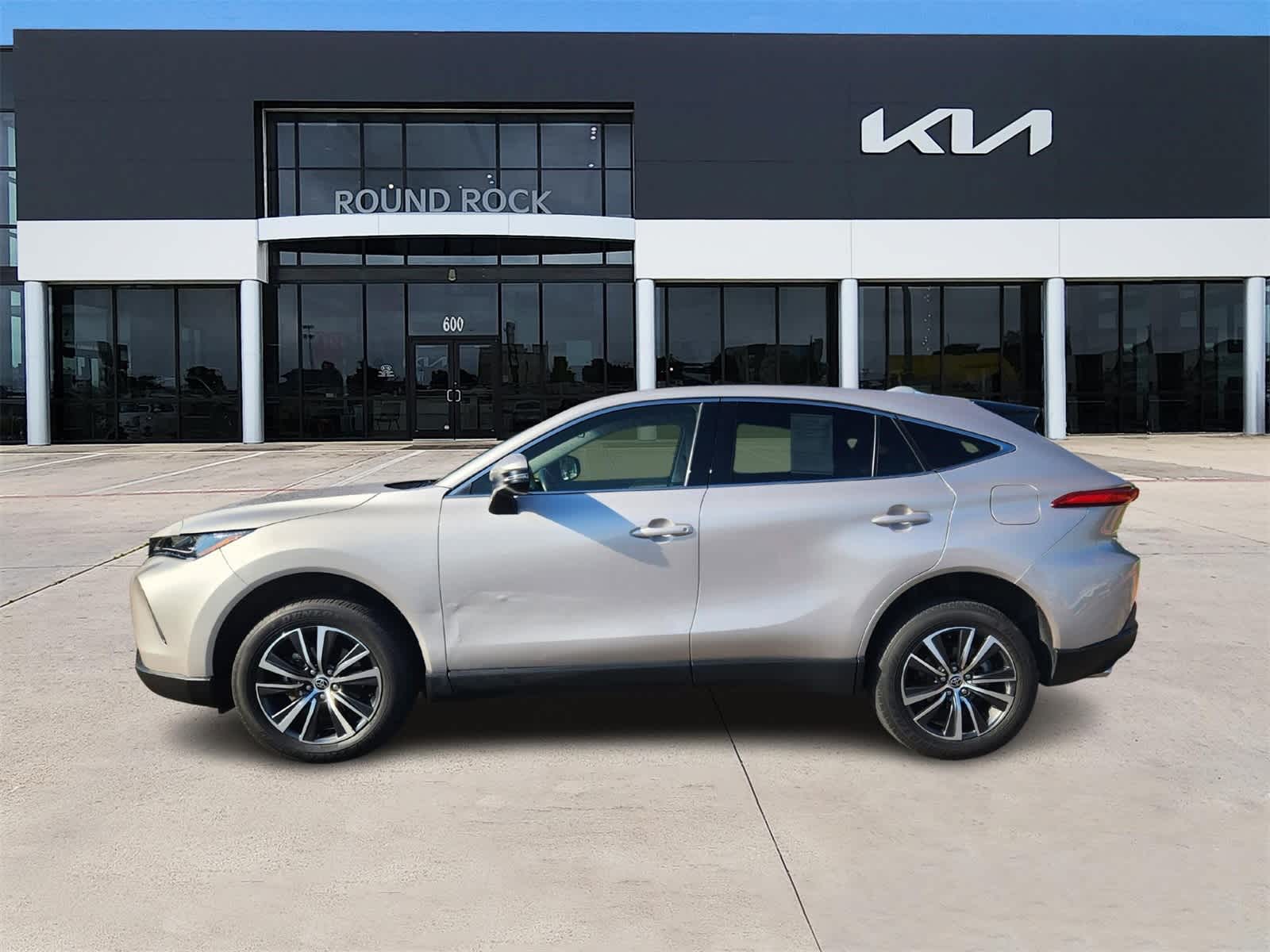 2022 Toyota Venza LE photo 3