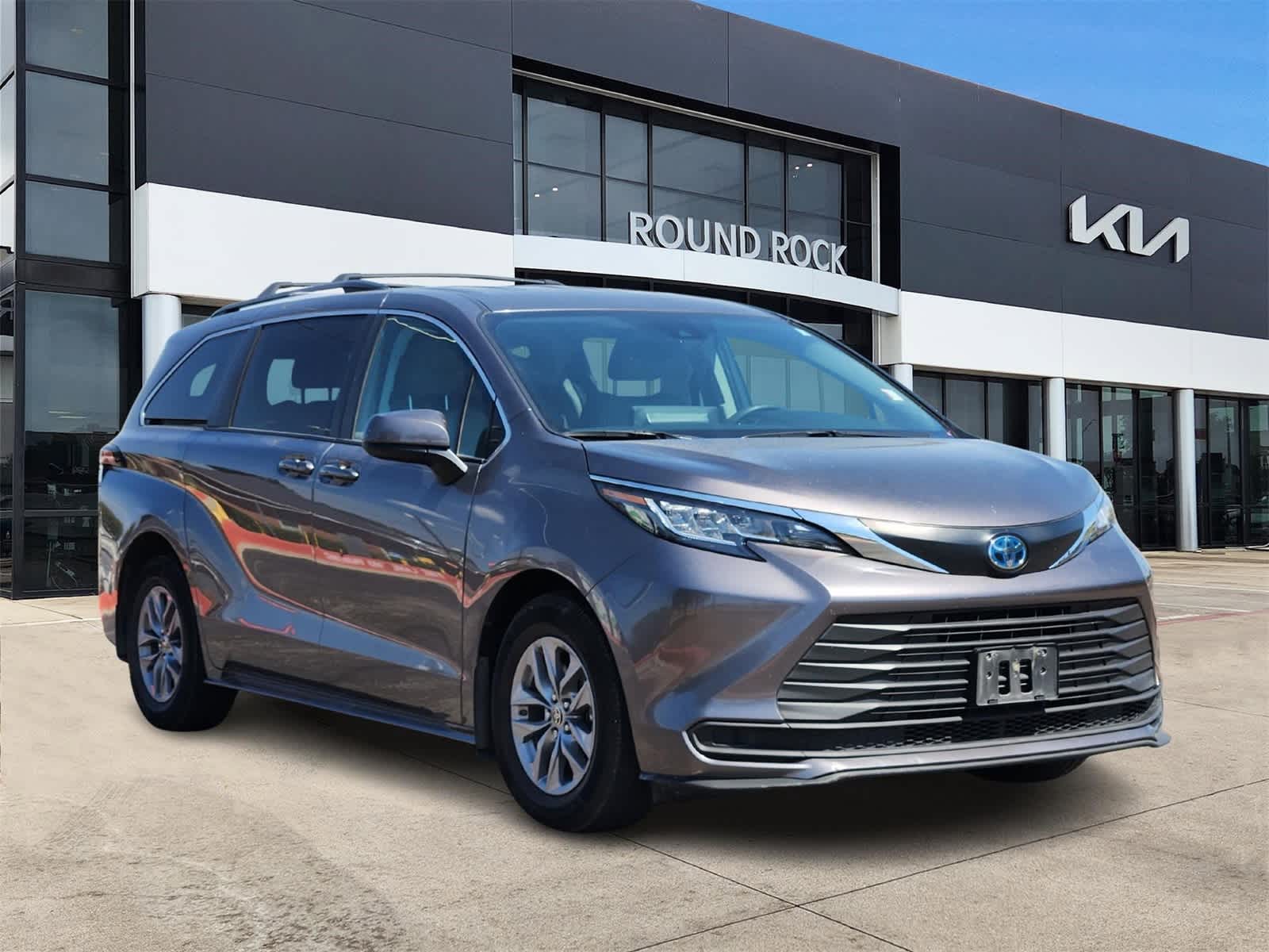 2022 Toyota Sienna LE photo 3