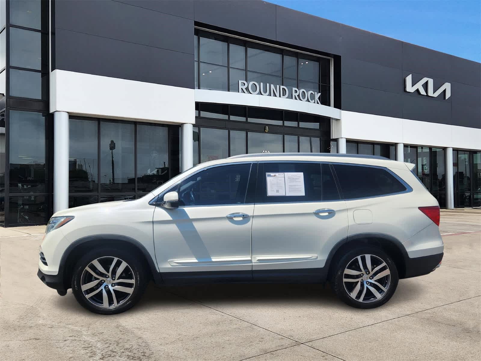 2017 Honda Pilot Elite photo 3