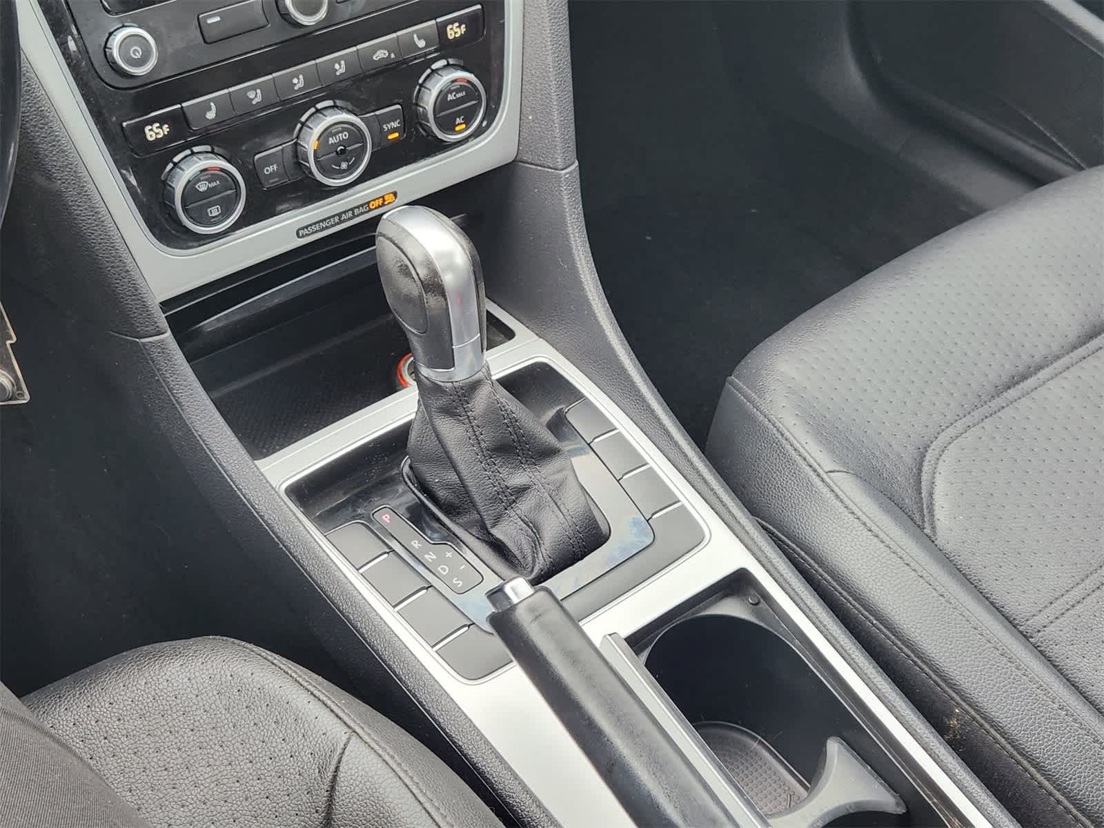 Thumbnail: 2012 Volkswagen Passat - 18