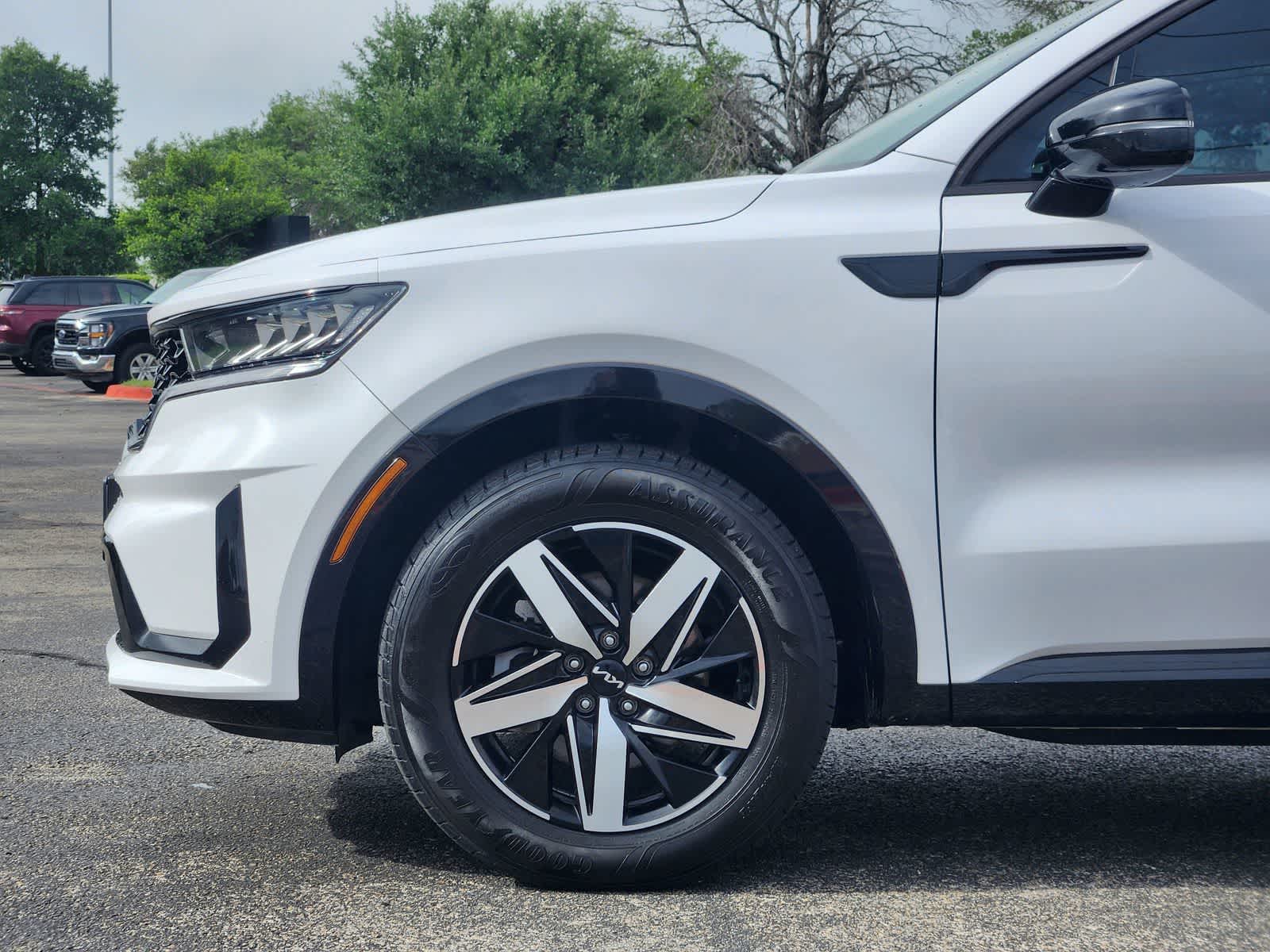 Thumbnail: 2023 Kia Sorento - 8