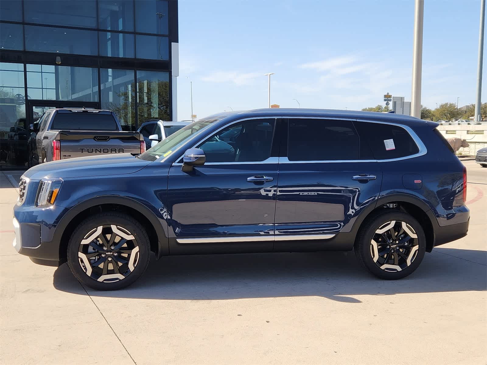 2025 Kia Telluride S photo 3