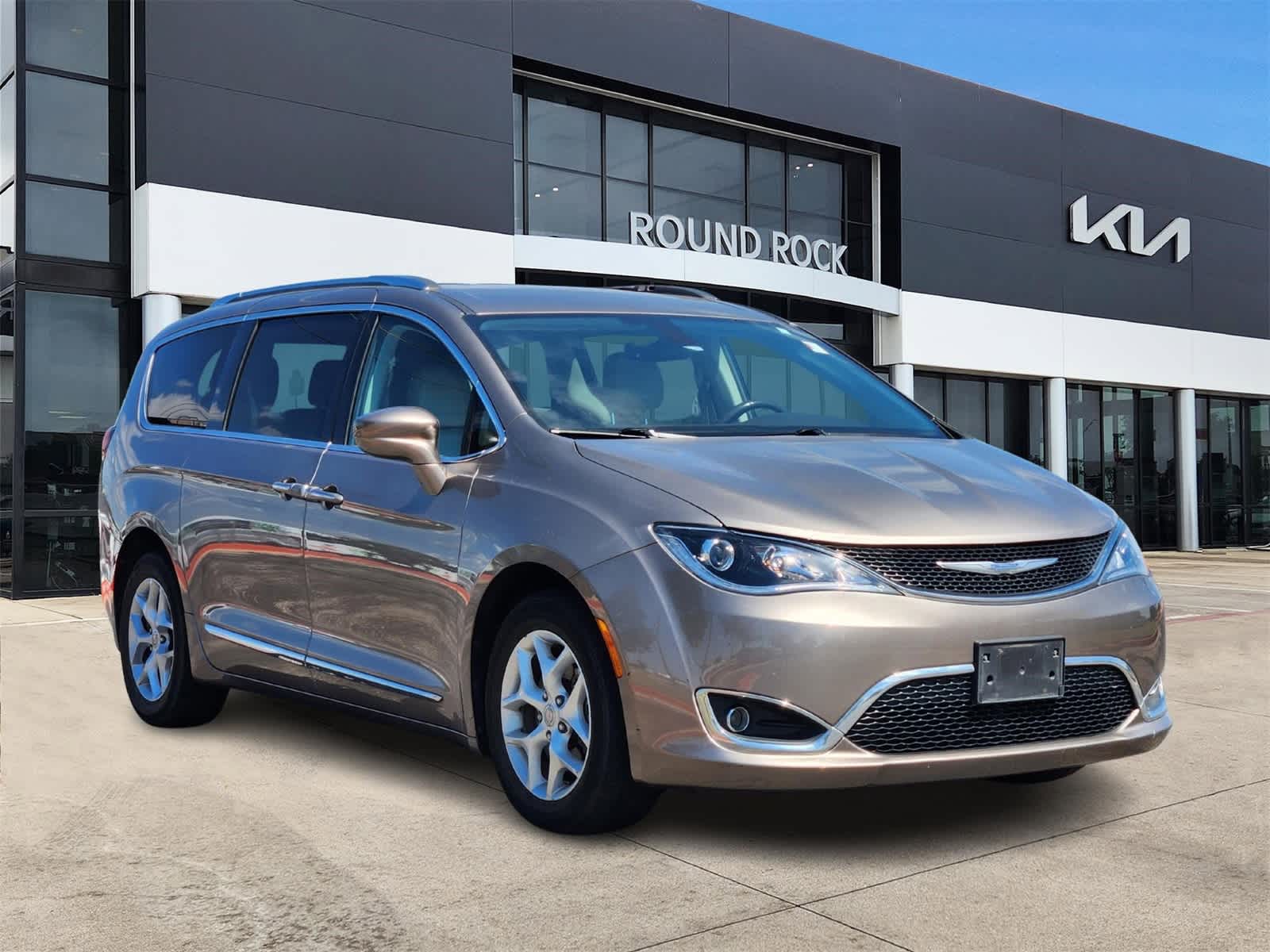 Thumbnail: 2018 Chrysler Pacifica - 3
