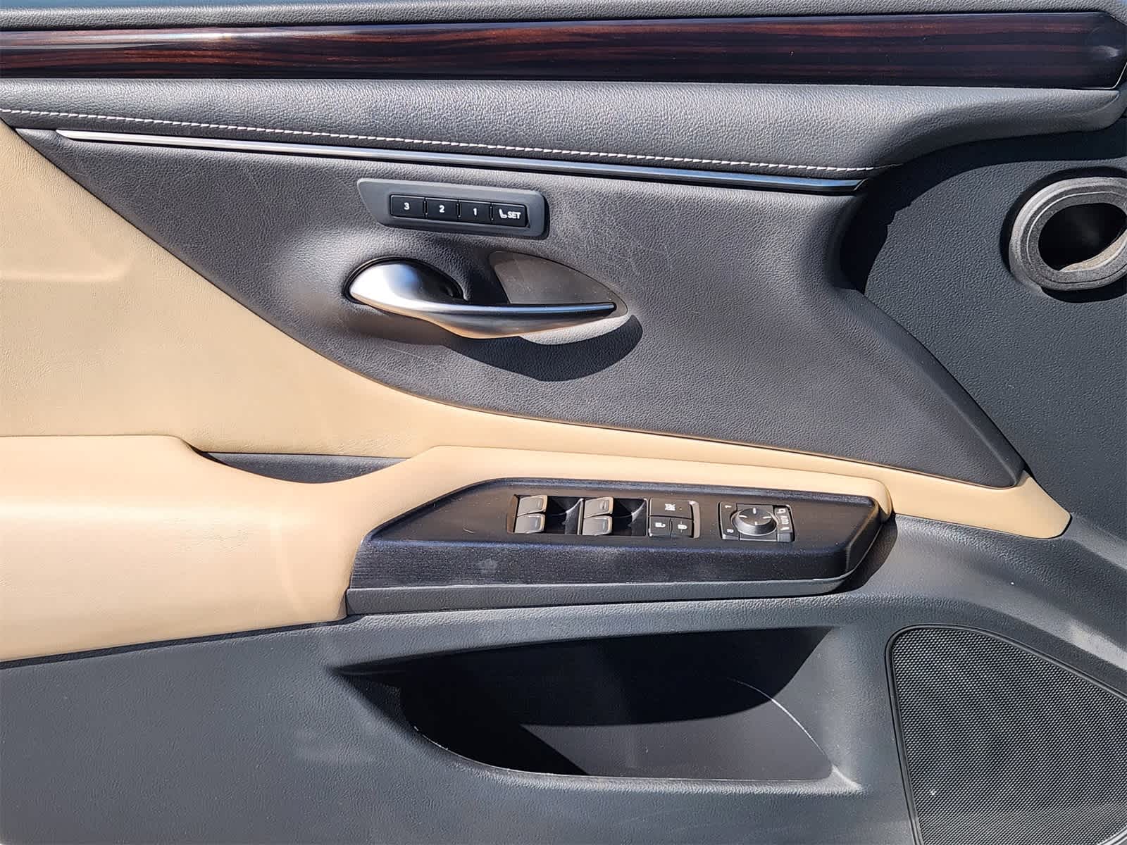 Thumbnail: 2021 Lexus ES - 22