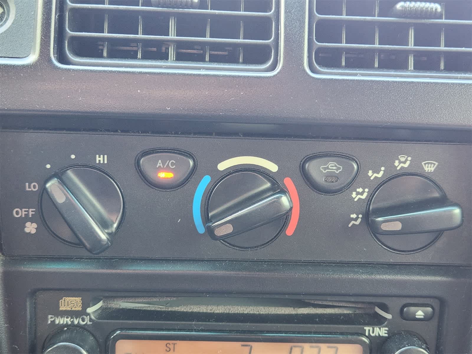 Thumbnail: 2004 Toyota Tacoma - 18