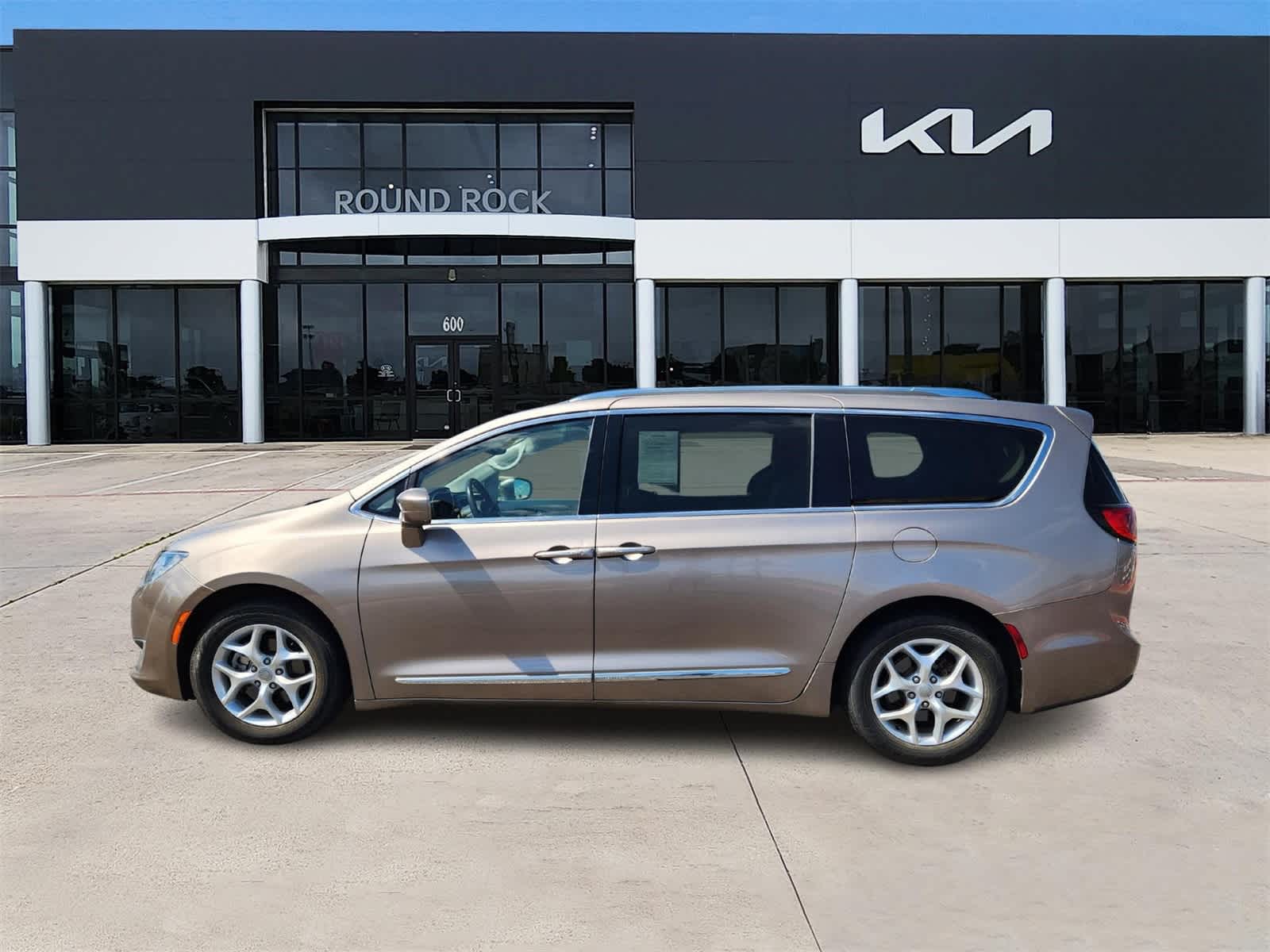 Thumbnail: 2018 Chrysler Pacifica - 4