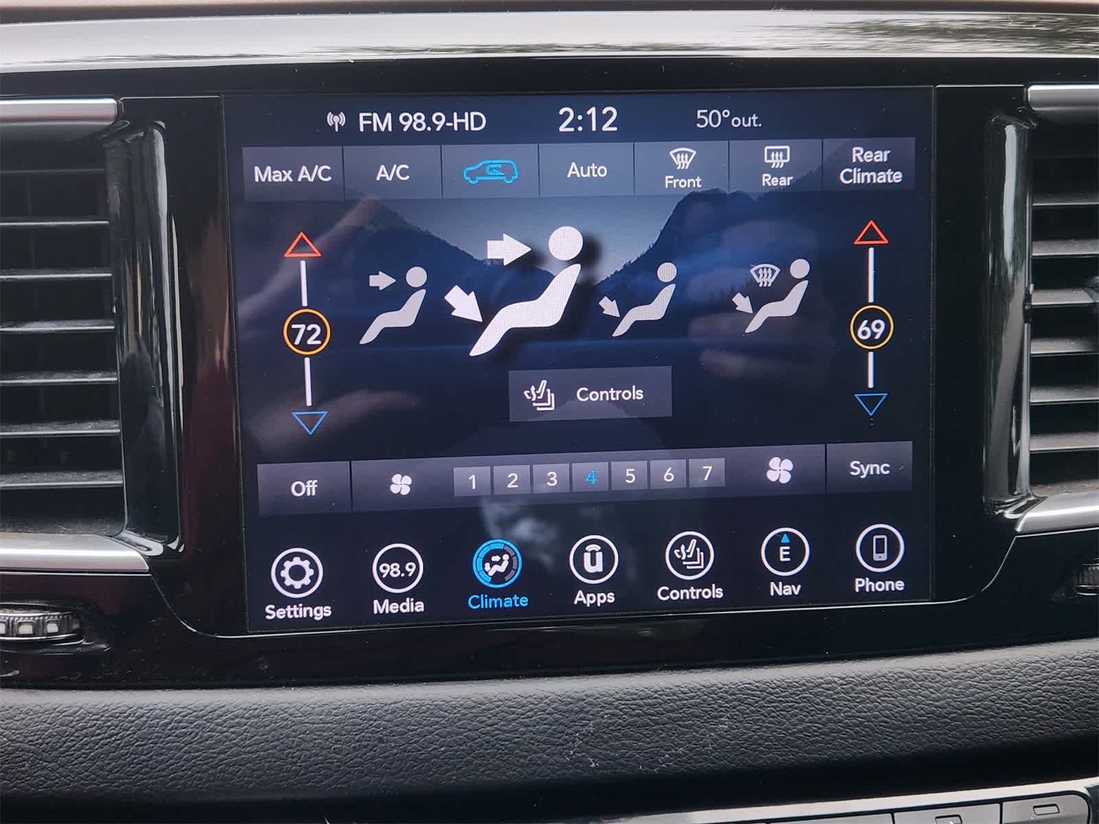 Thumbnail: 2018 Chrysler Pacifica - 16