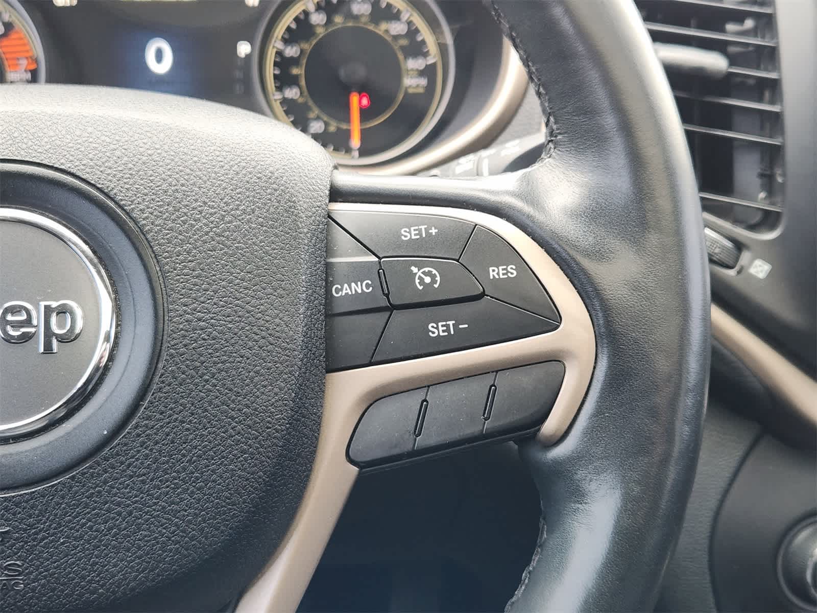 Thumbnail: 2016 Jeep Cherokee - 28