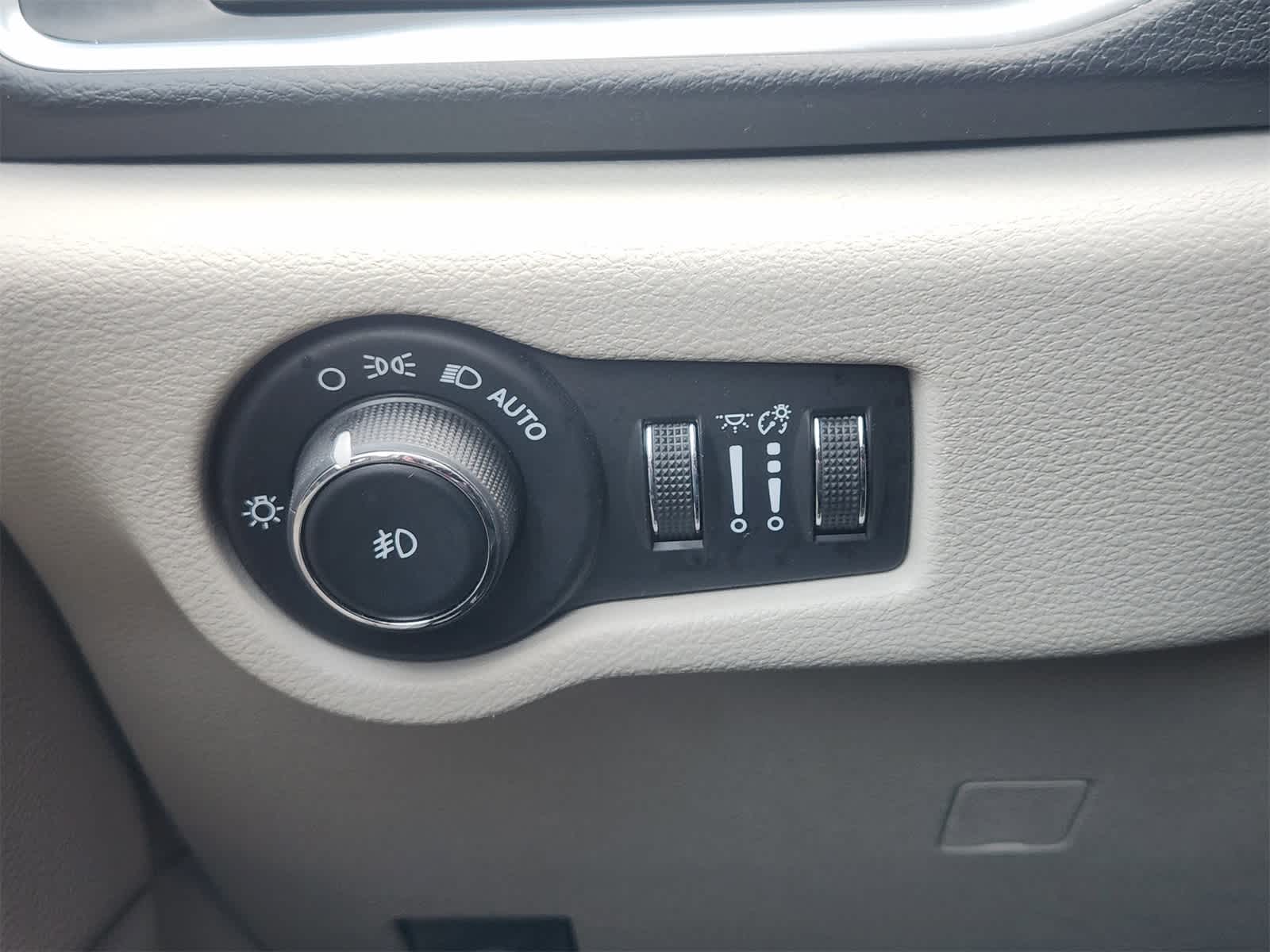 Thumbnail: 2018 Chrysler Pacifica - 21