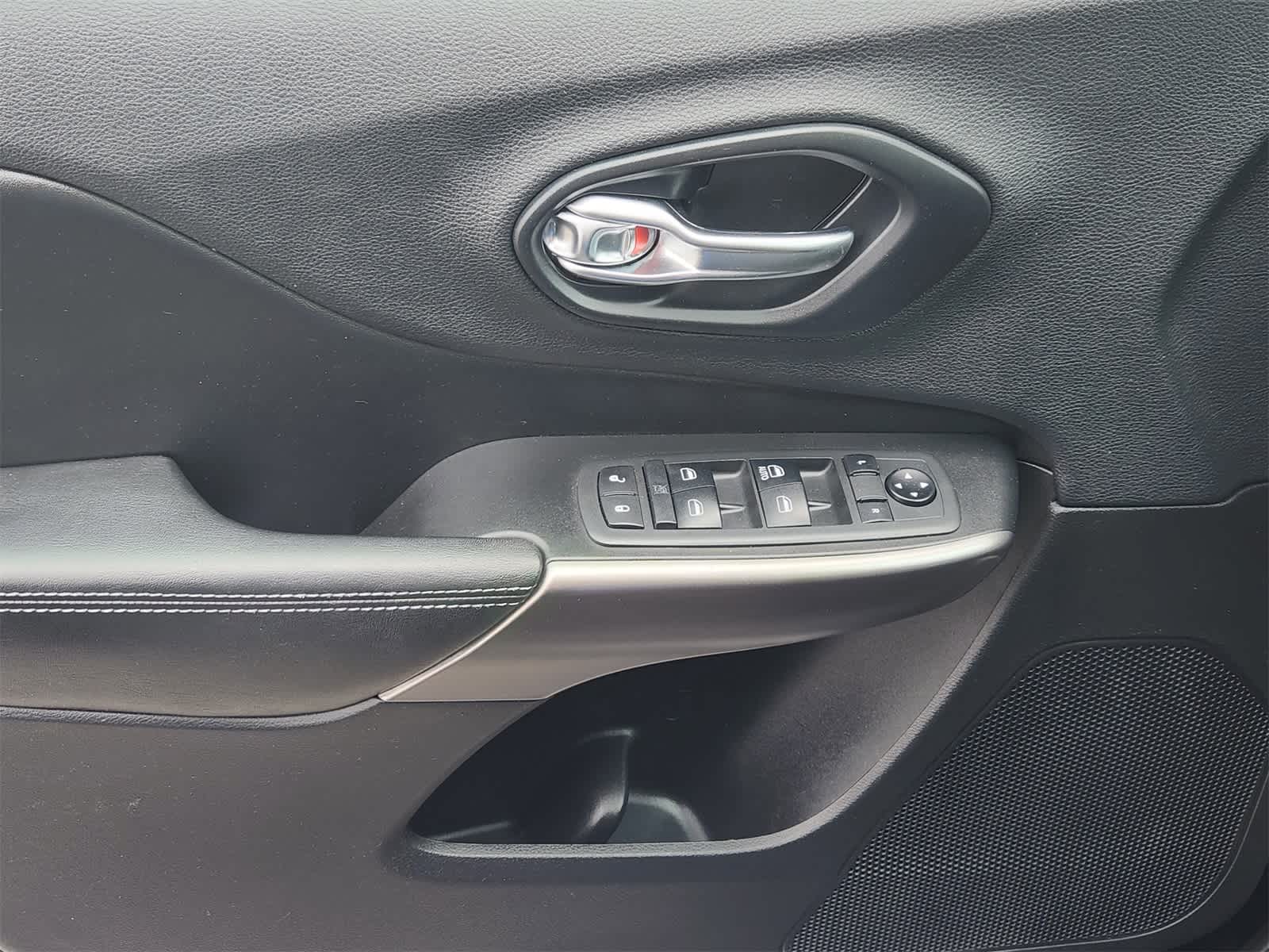 Thumbnail: 2019 Jeep Cherokee - 21