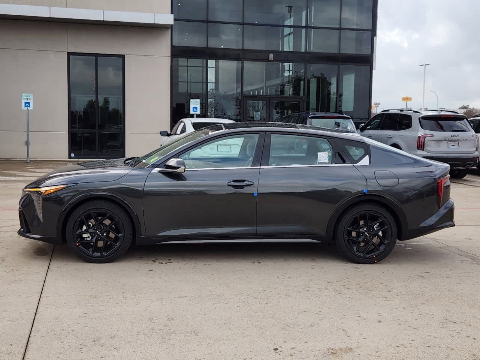 2025 Kia K4 GT-Line Turbo photo 2