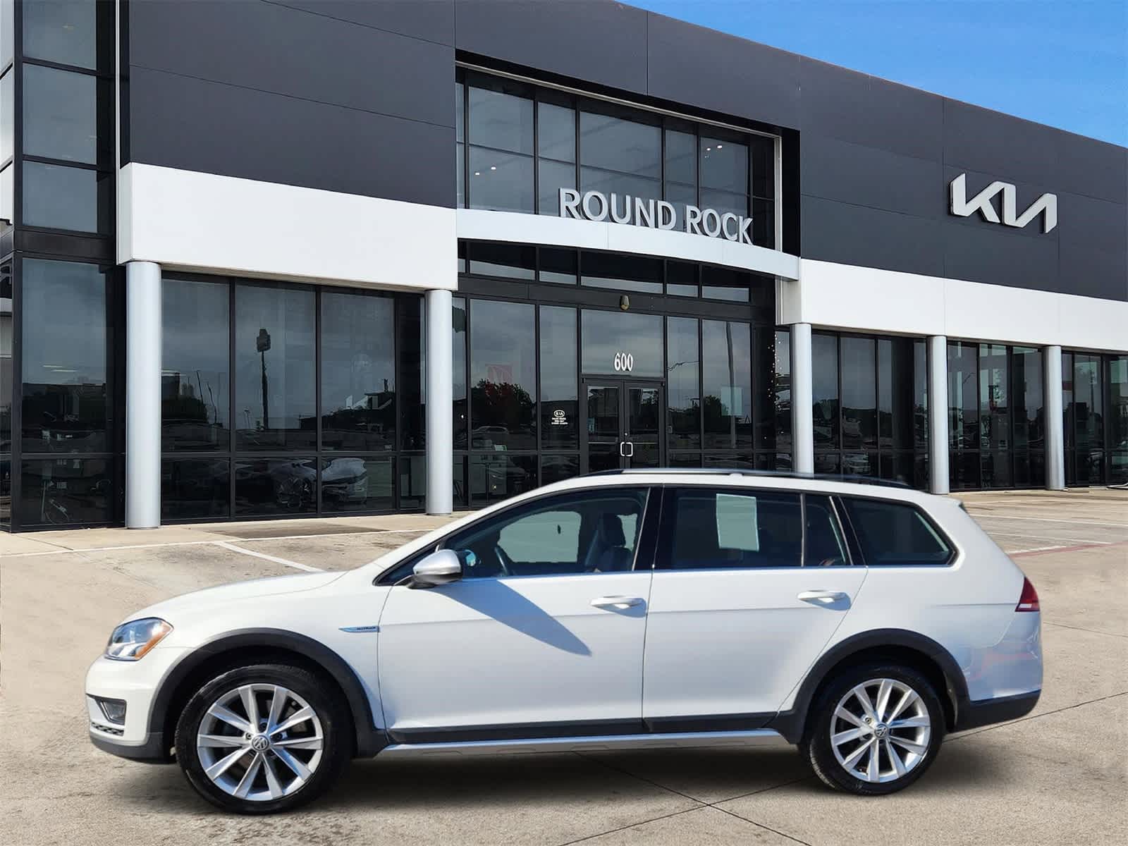 Thumbnail: 2017 Volkswagen Golf - 3