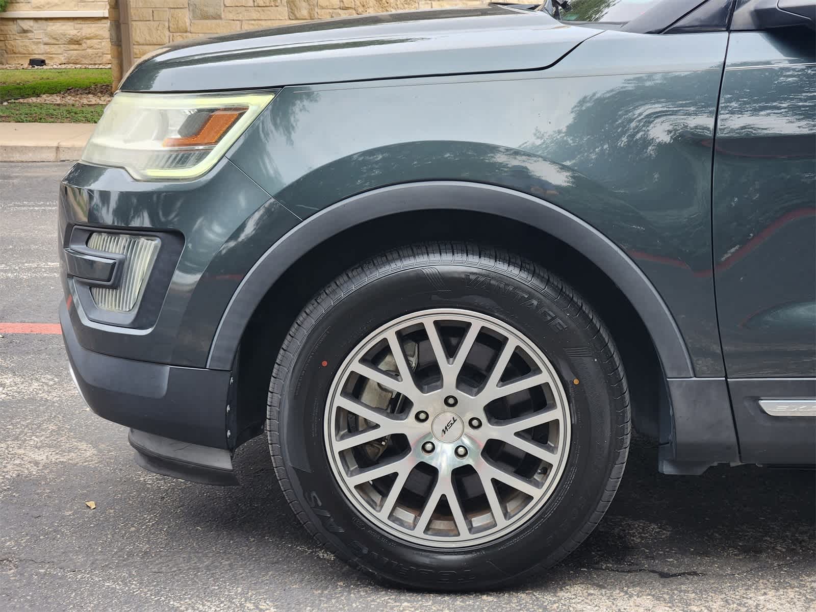 Thumbnail: 2016 Ford Explorer - 9