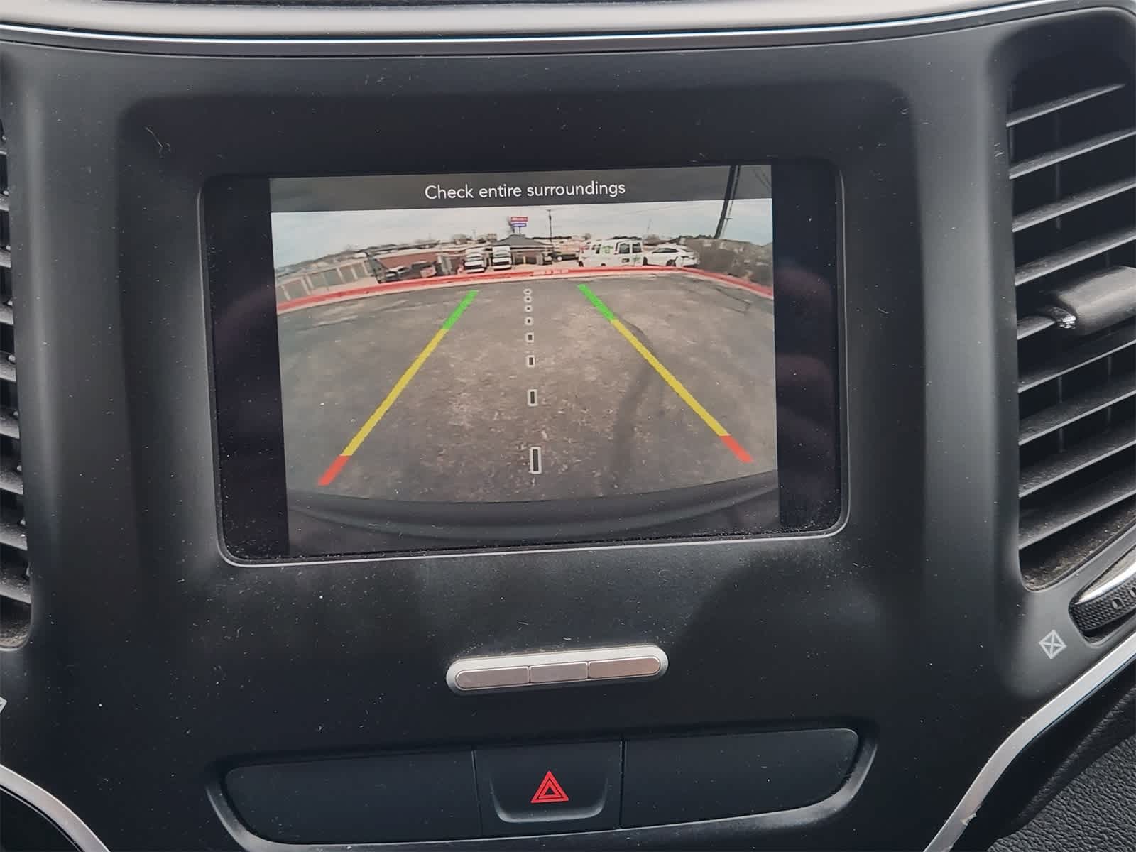 Thumbnail: 2019 Jeep Cherokee - 17