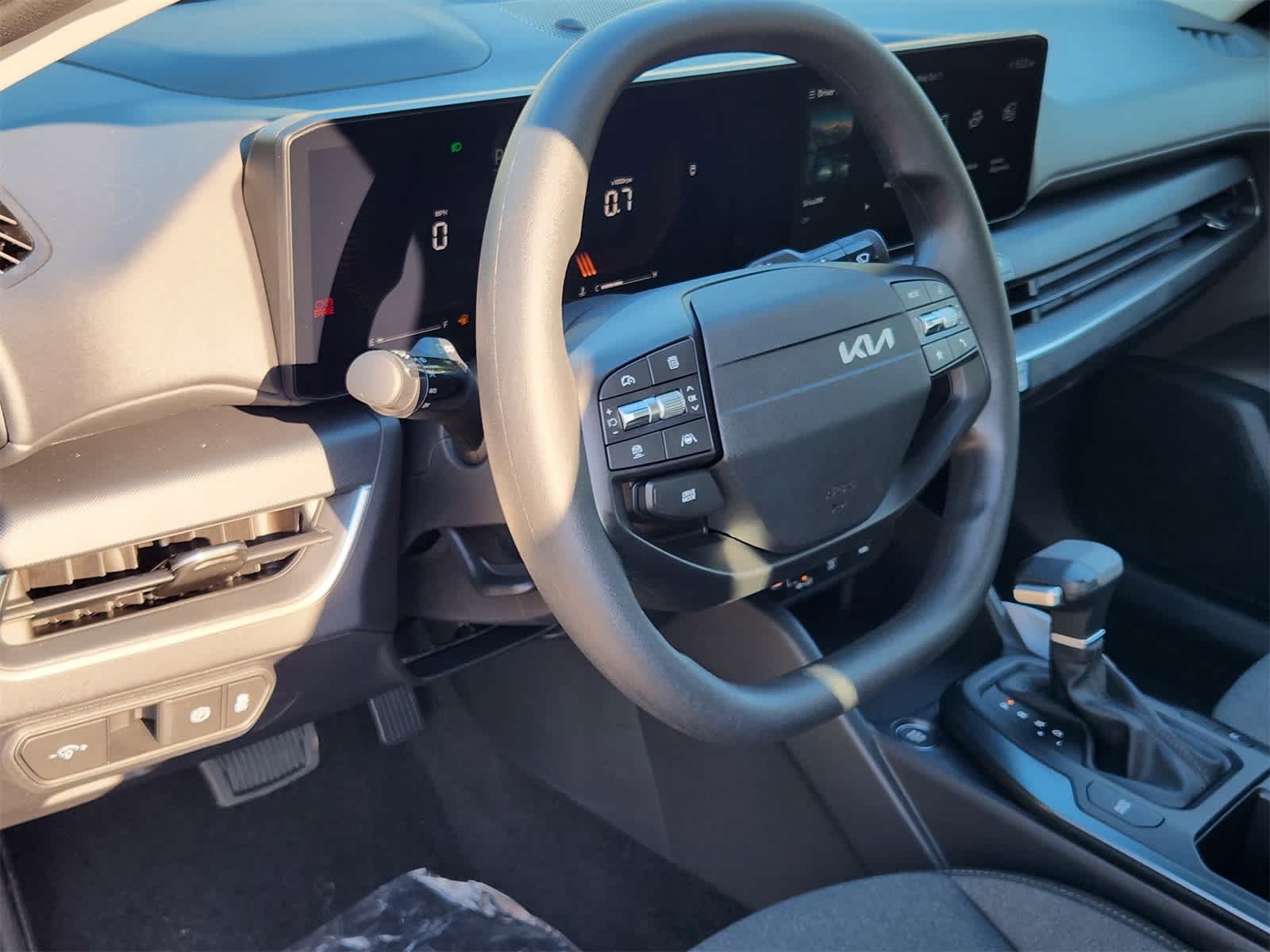 2025 Kia K4 LXS photo 2