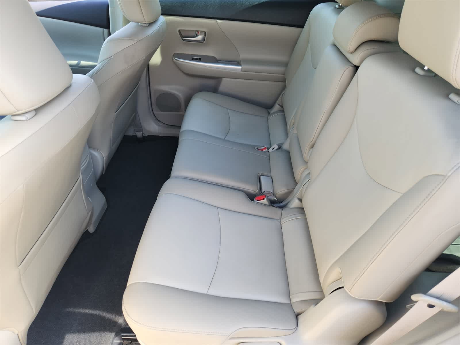 Thumbnail: 2014 Toyota Prius v - 24