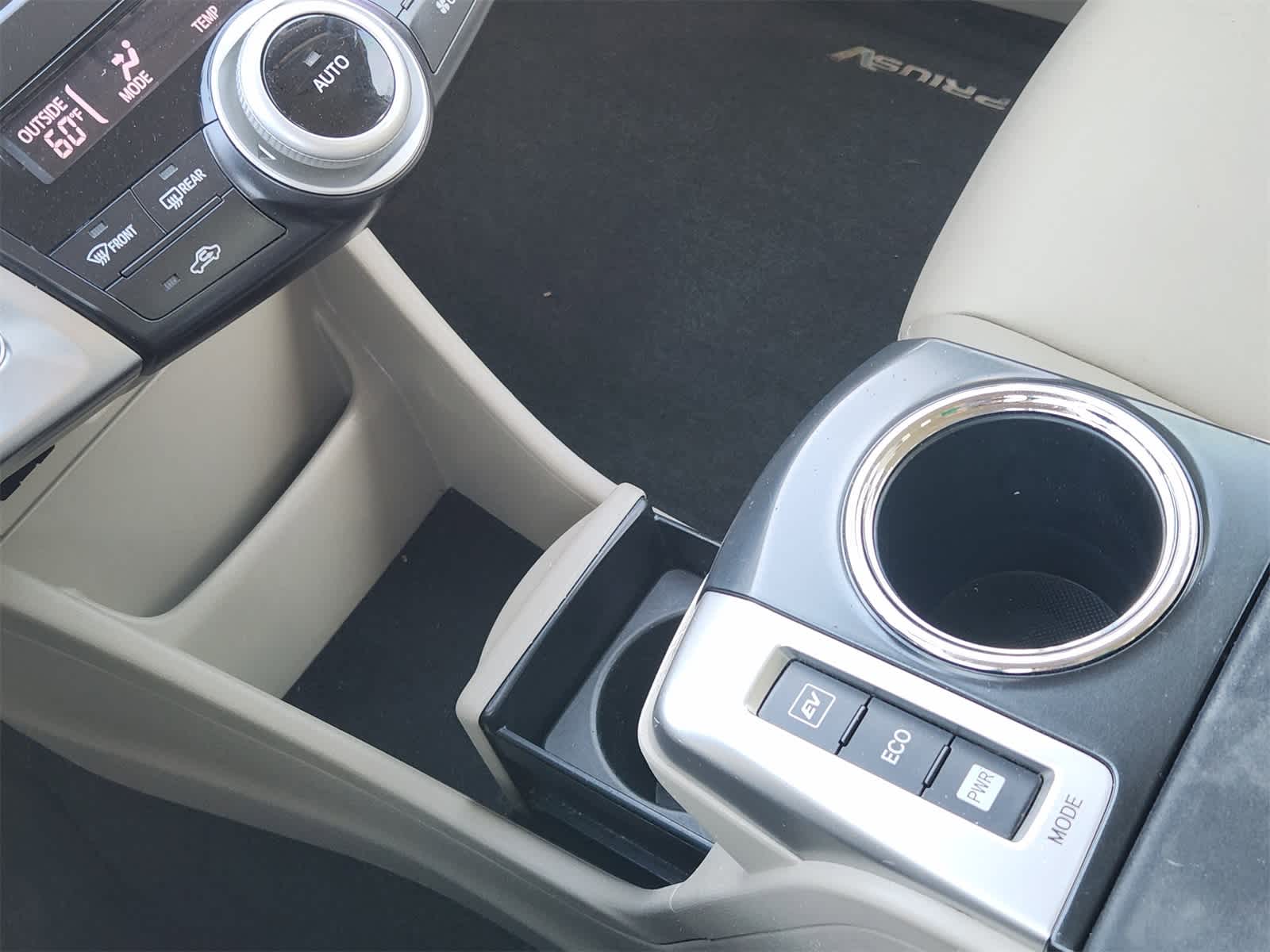 Thumbnail: 2014 Toyota Prius v - 20