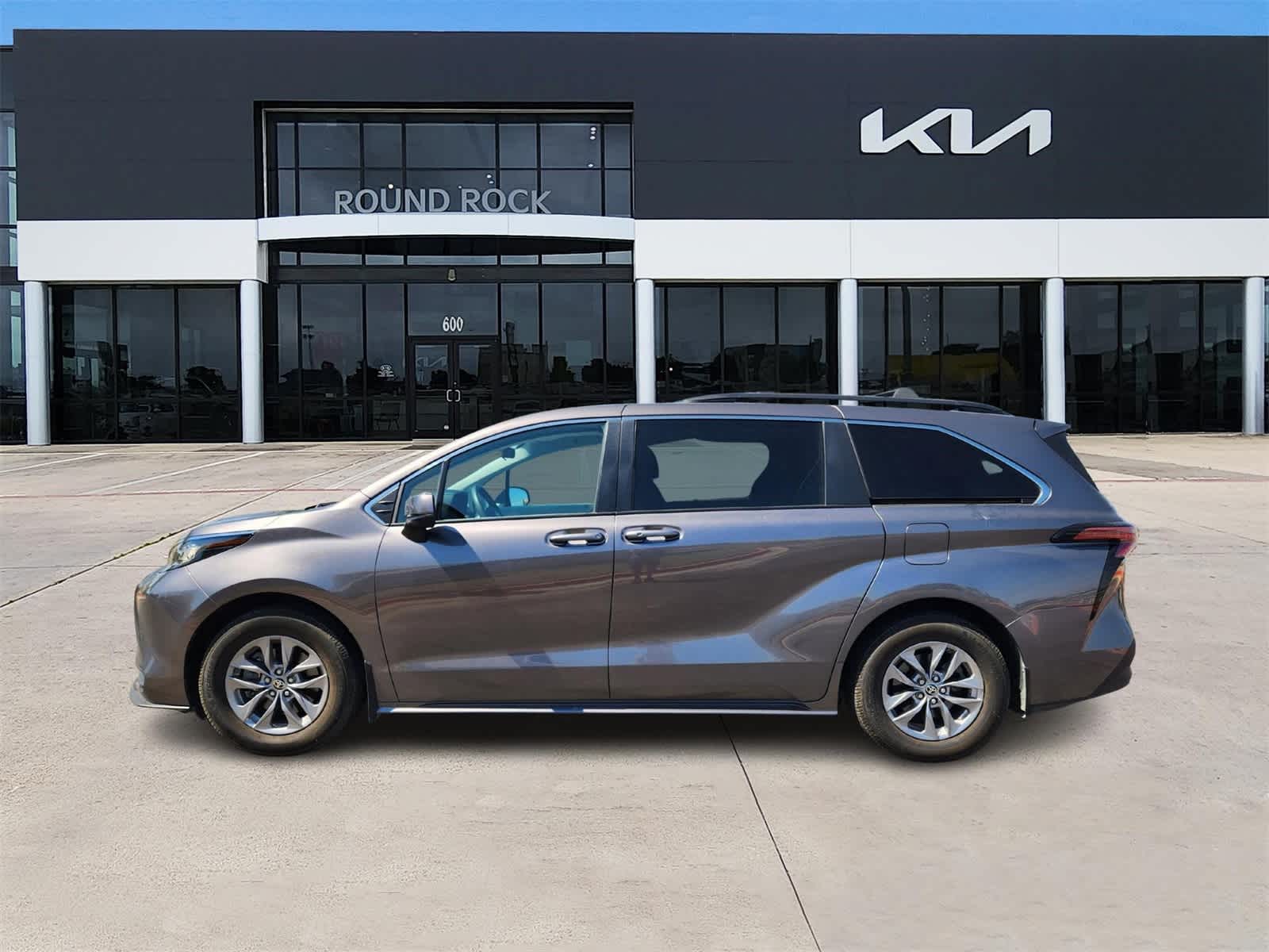2022 Toyota Sienna LE photo 4