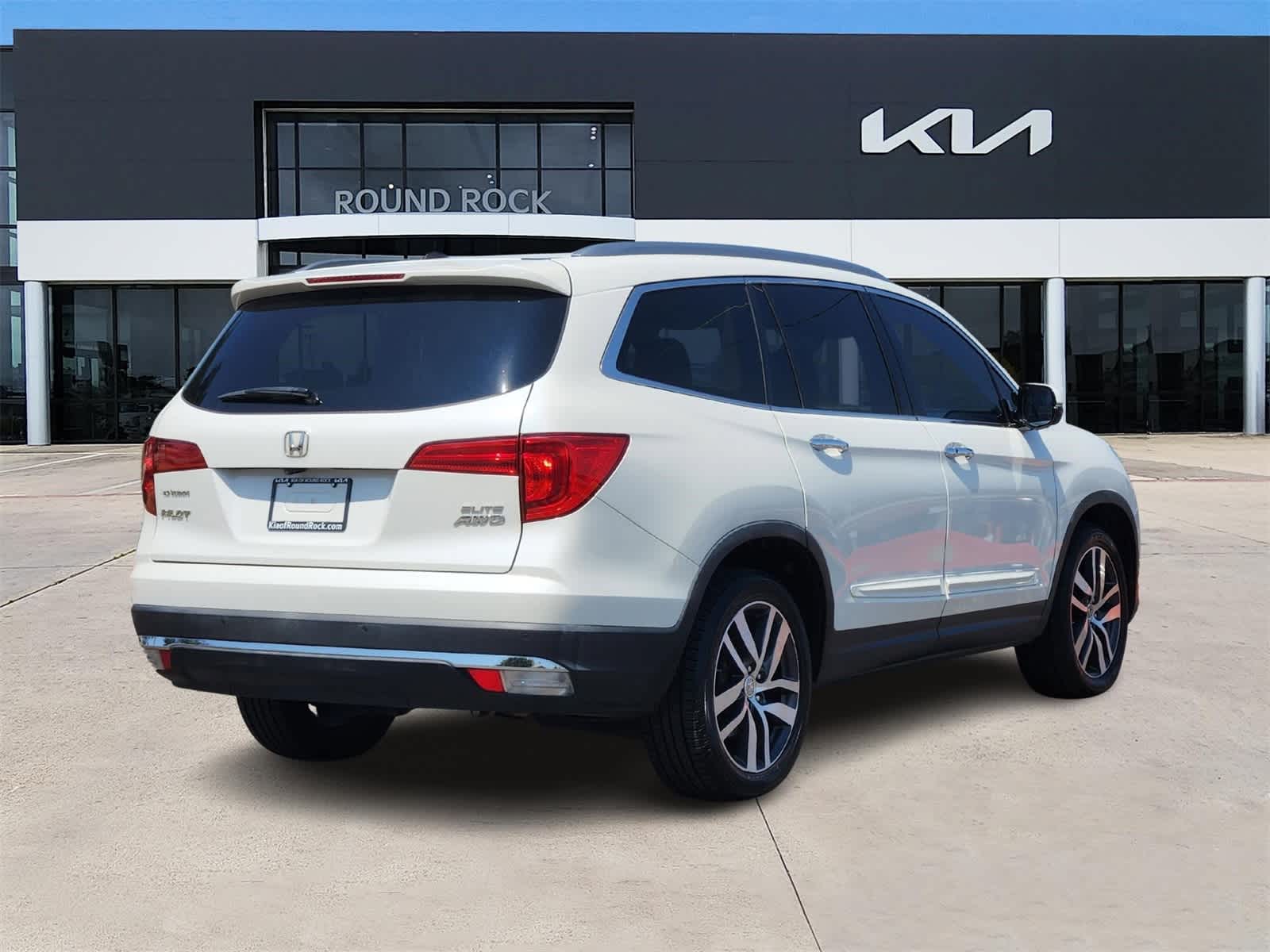 2017 Honda Pilot Elite photo 4