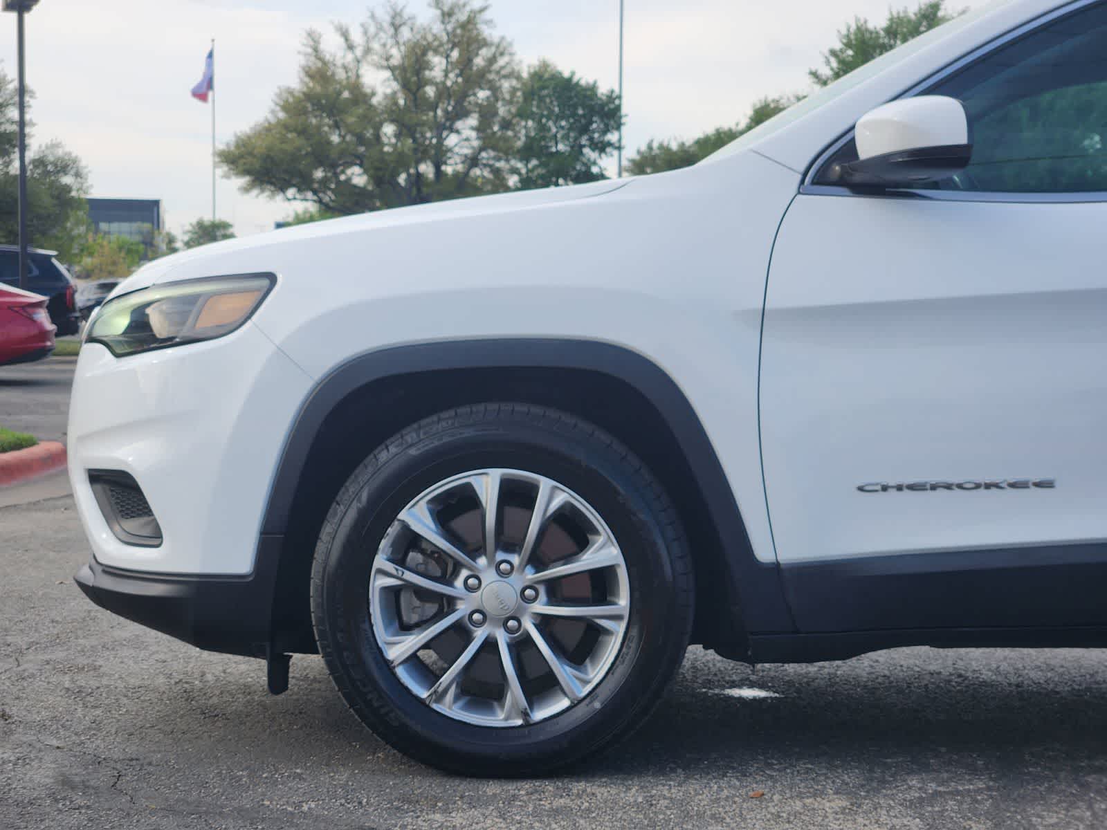 Thumbnail: 2019 Jeep Cherokee - 8